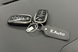valkoinen Toyota RAV4 Plug-in 2024 kuva 32.