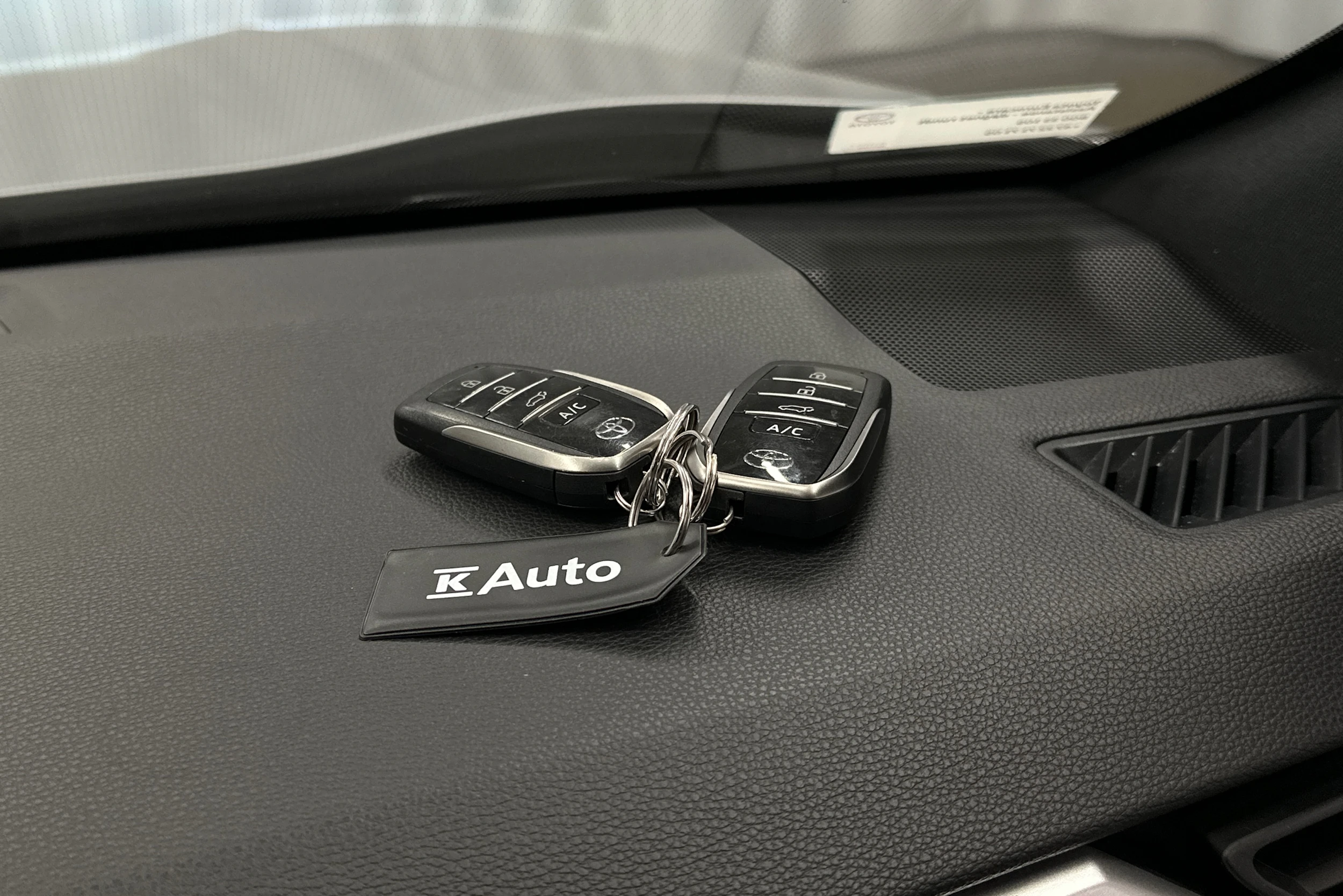 hopea Toyota RAV4 Plug-in 2024 kuva 28.