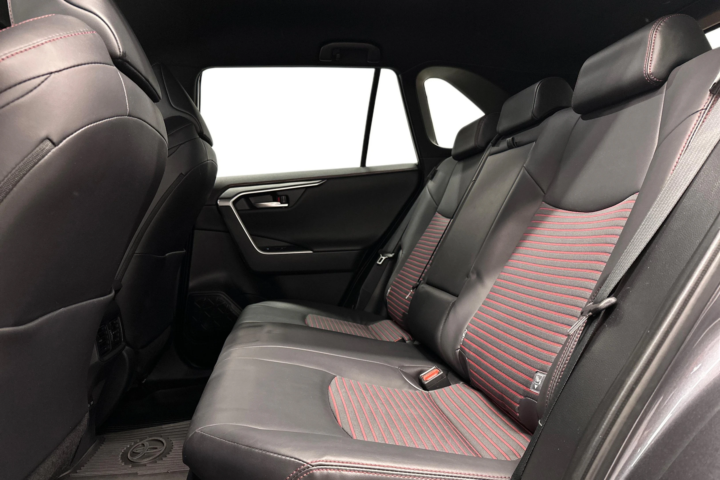 harmaa Toyota RAV4 Plug-in 2024 kuva 11.