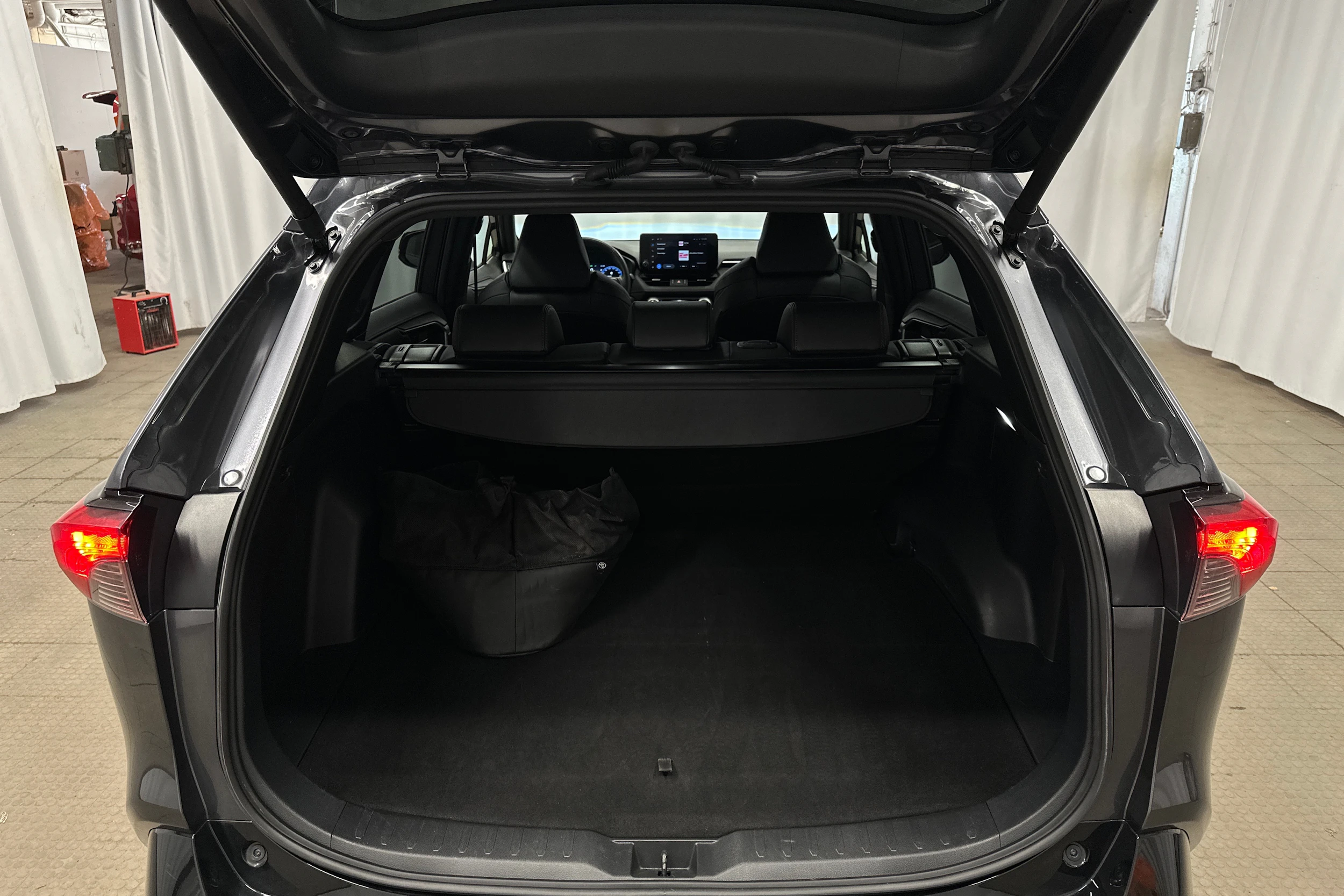 harmaa Toyota RAV4 Plug-in 2024 kuva 25.