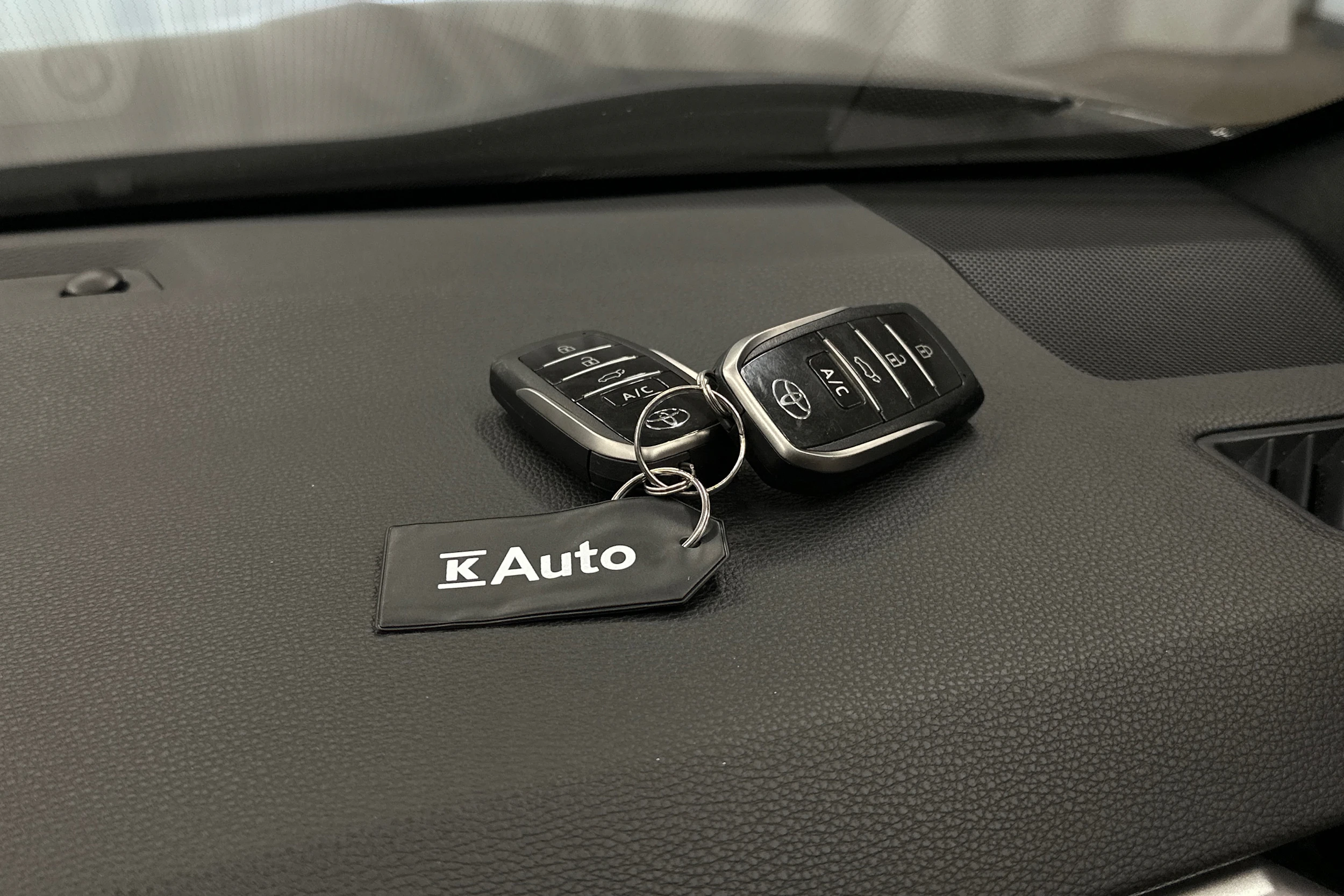 harmaa Toyota RAV4 Plug-in 2024 kuva 27.