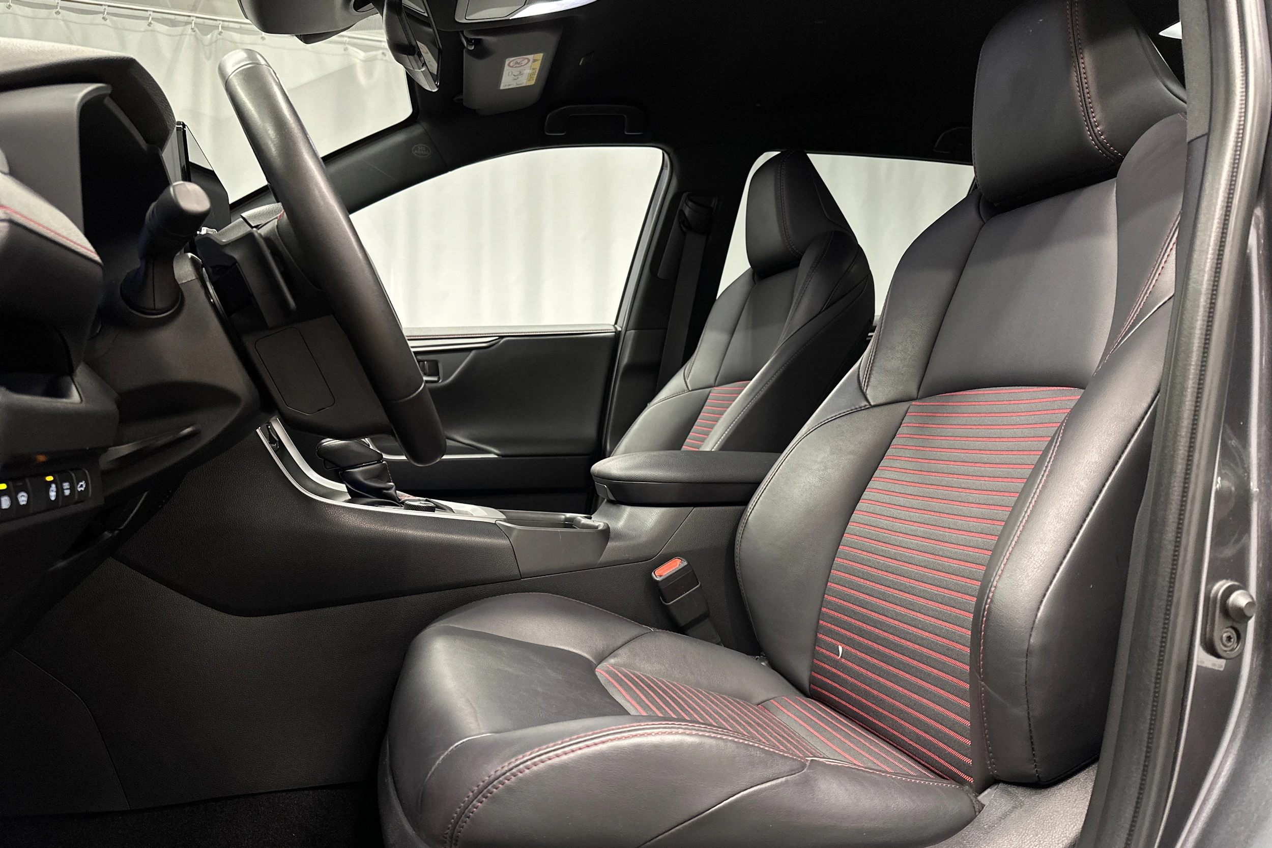 harmaa Toyota RAV4 Plug-in 2024 kuva 23.