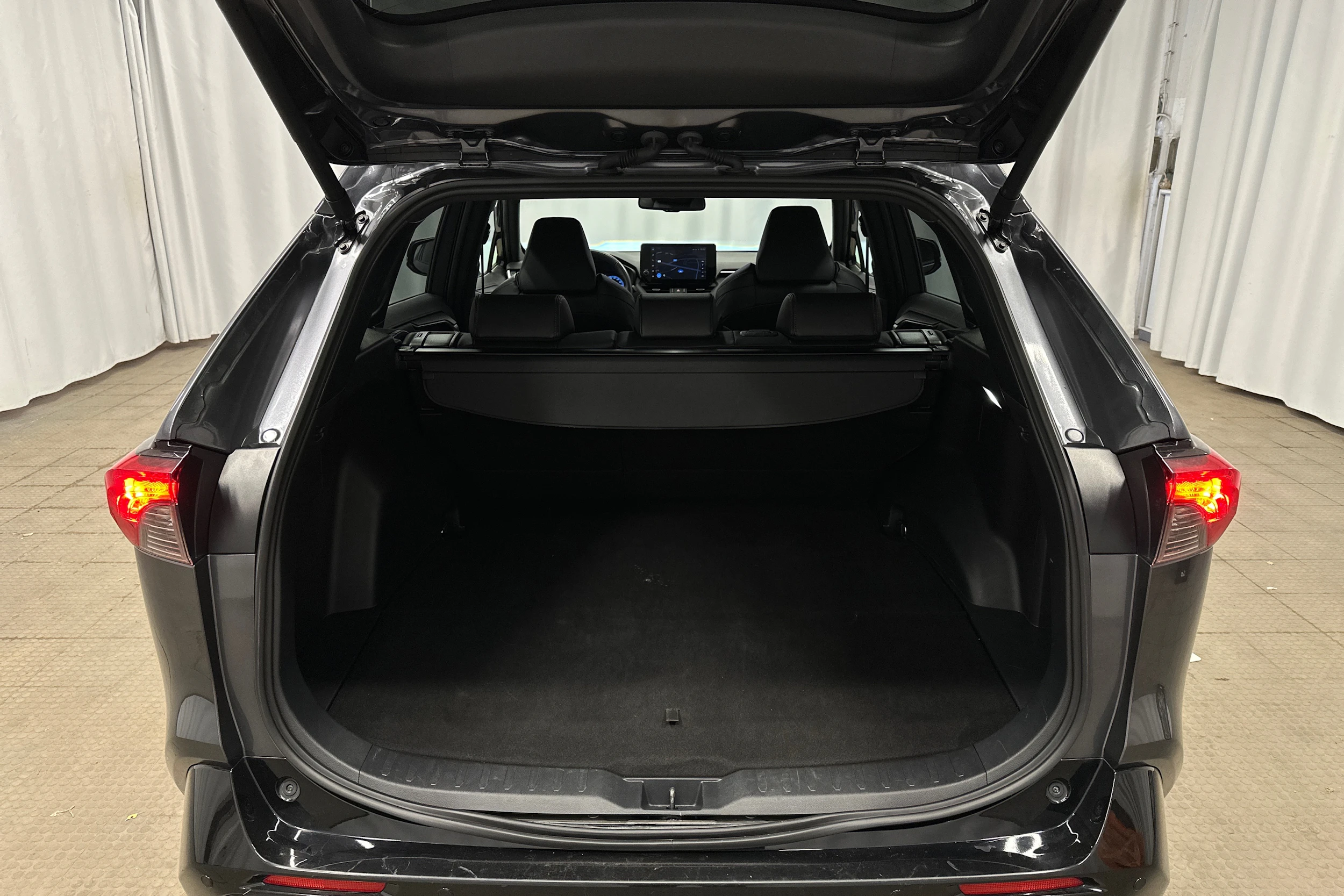 harmaa Toyota RAV4 Plug-in 2024 kuva 26.