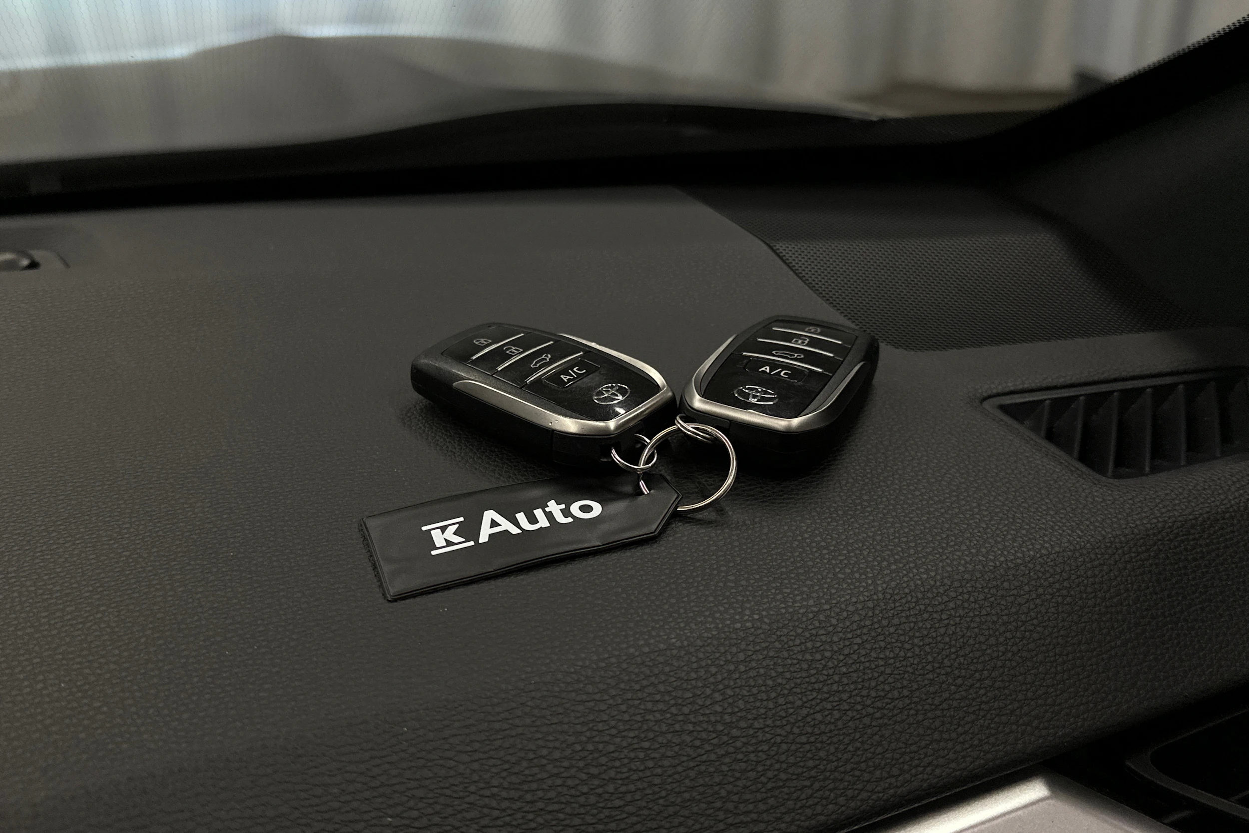 harmaa Toyota RAV4 Plug-in 2024 kuva 28.