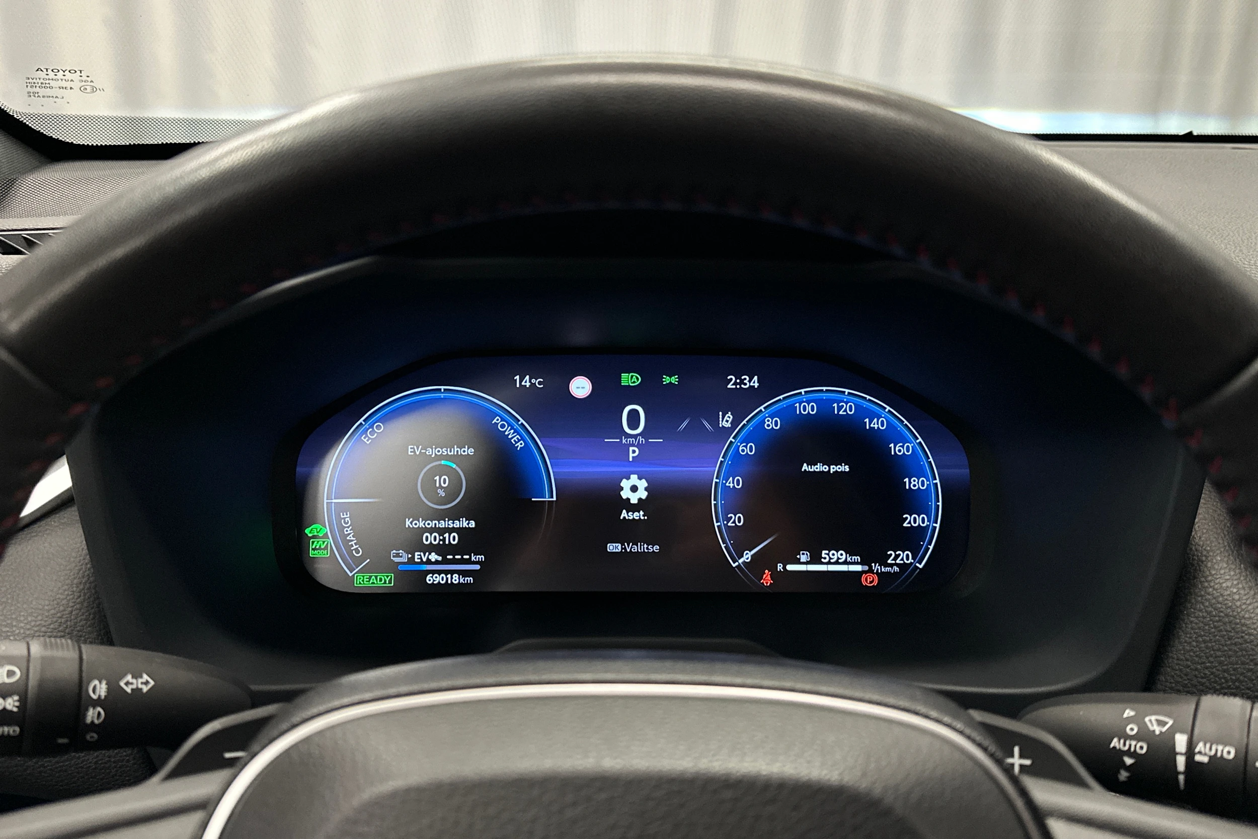 punainen Toyota RAV4 Plug-in 2024 kuva 17.