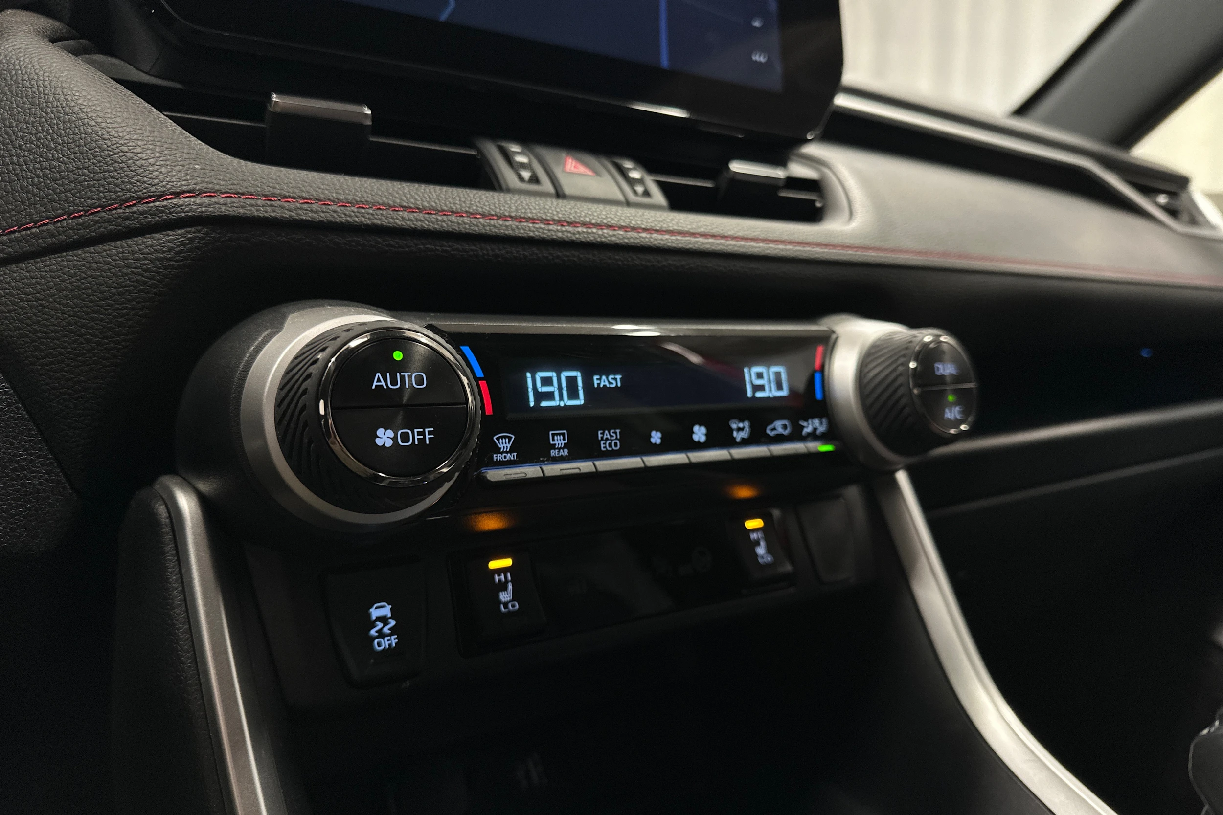 punainen Toyota RAV4 Plug-in 2024 kuva 20.