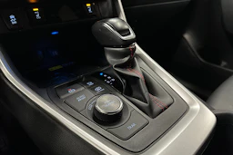 punainen Toyota RAV4 Plug-in 2024 kuva 21.