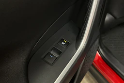 punainen Toyota RAV4 Plug-in 2024 kuva 25.
