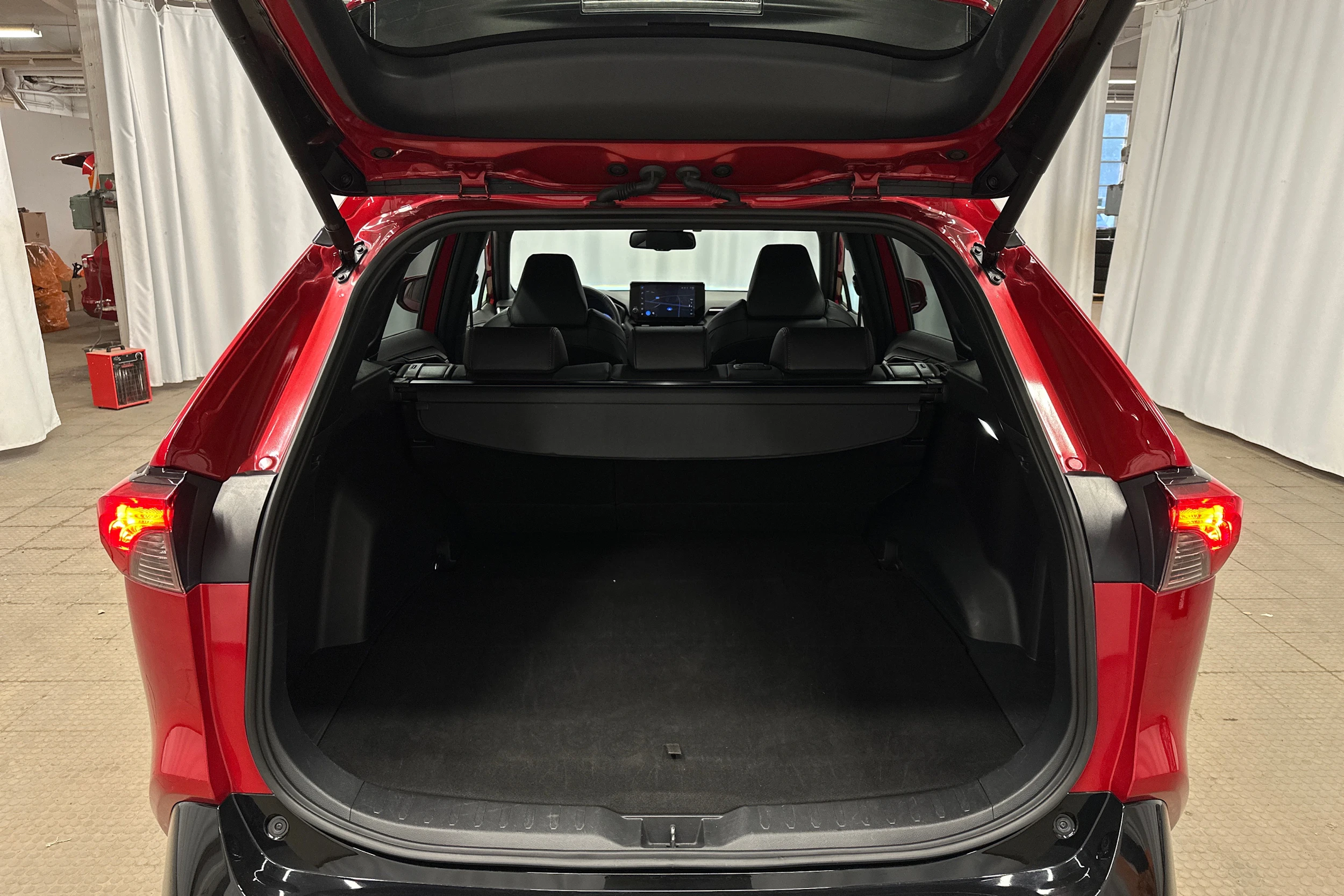 punainen Toyota RAV4 Plug-in 2024 kuva 26.