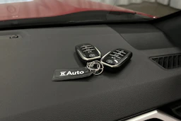punainen Toyota RAV4 Plug-in 2024 kuva 28.