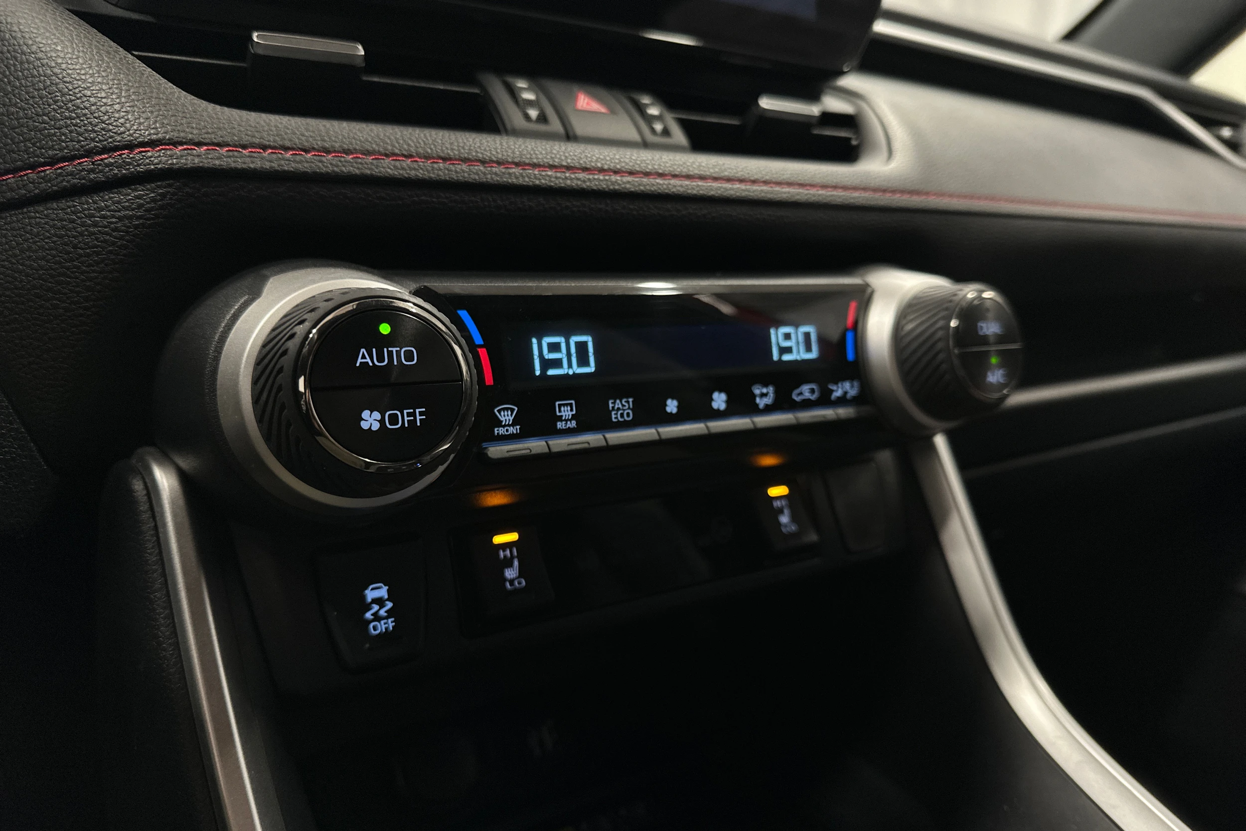 punainen Toyota RAV4 Plug-in 2024 kuva 20.