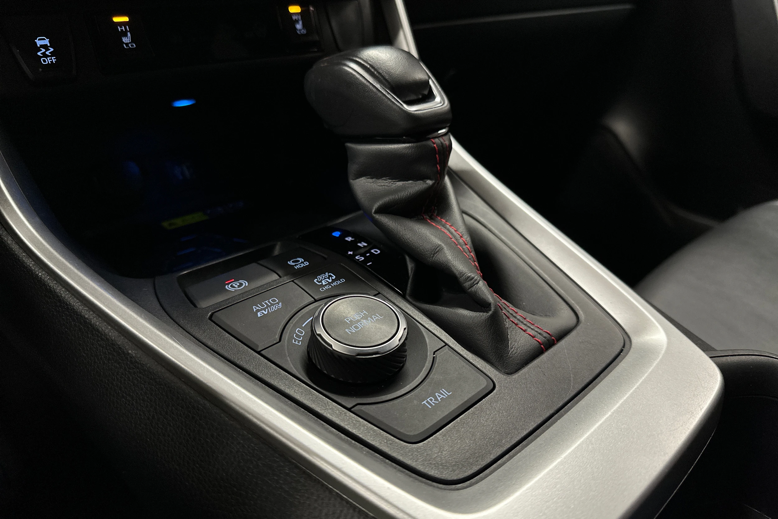 punainen Toyota RAV4 Plug-in 2024 kuva 21.