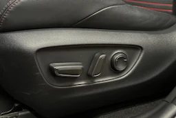 punainen Toyota RAV4 Plug-in 2024 kuva 24.