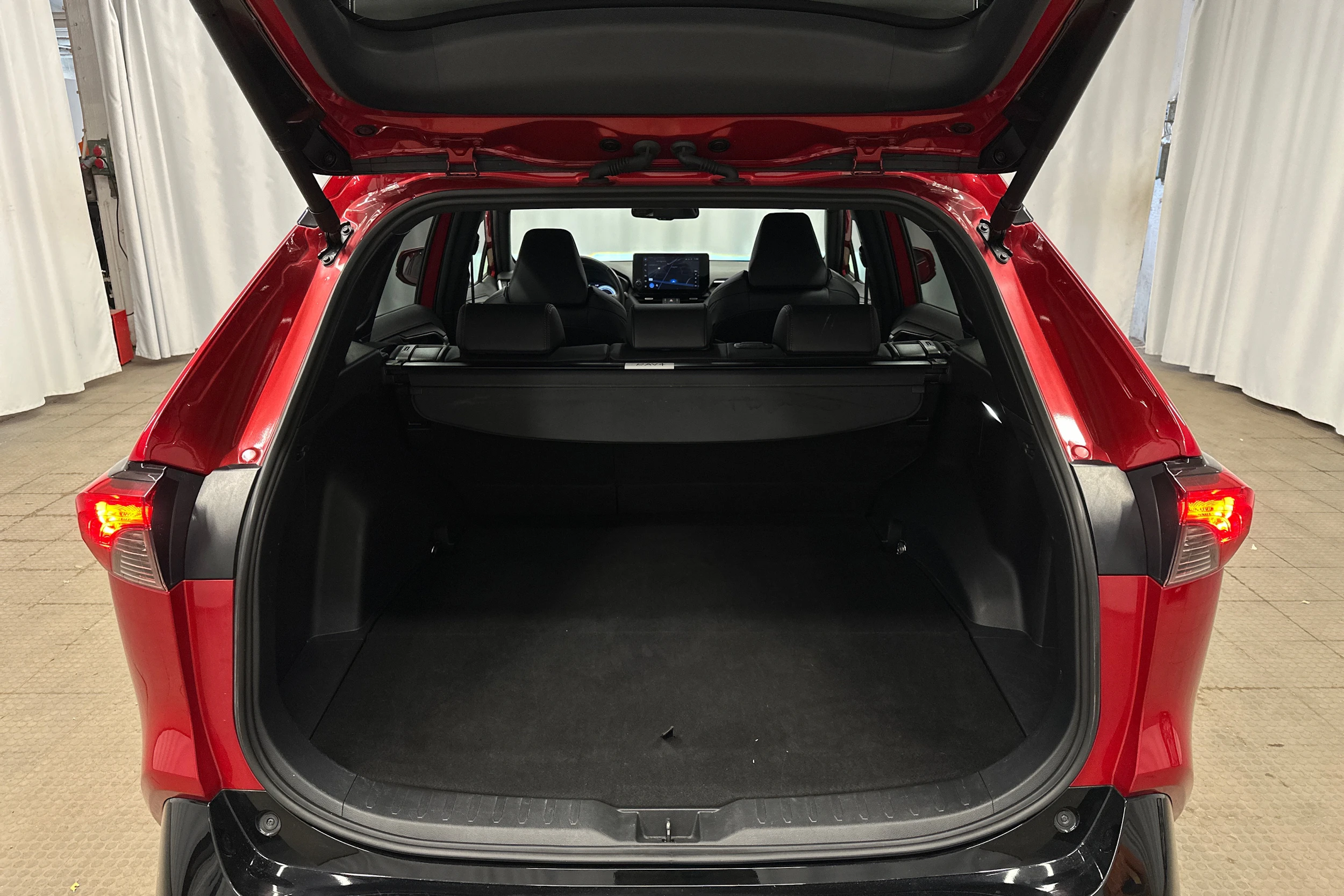 punainen Toyota RAV4 Plug-in 2024 kuva 26.