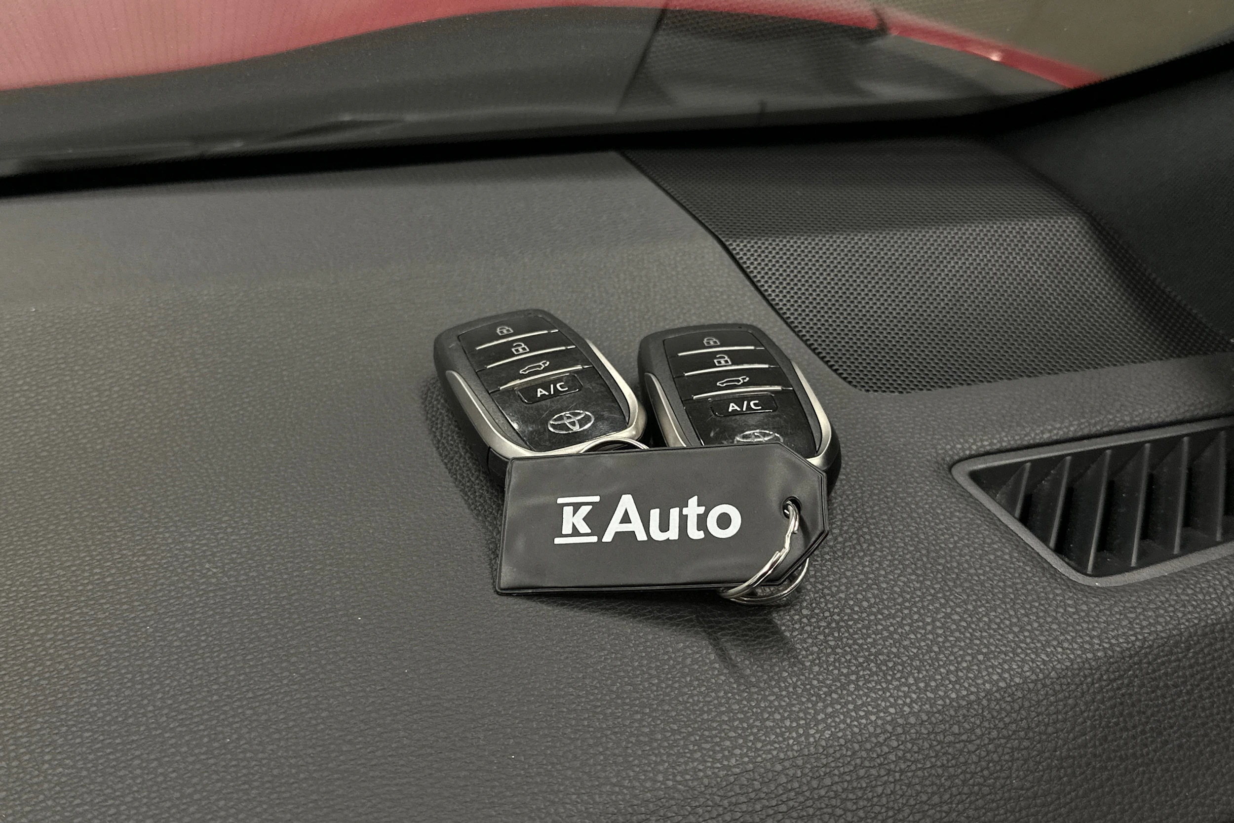 punainen Toyota RAV4 Plug-in 2024 kuva 28.