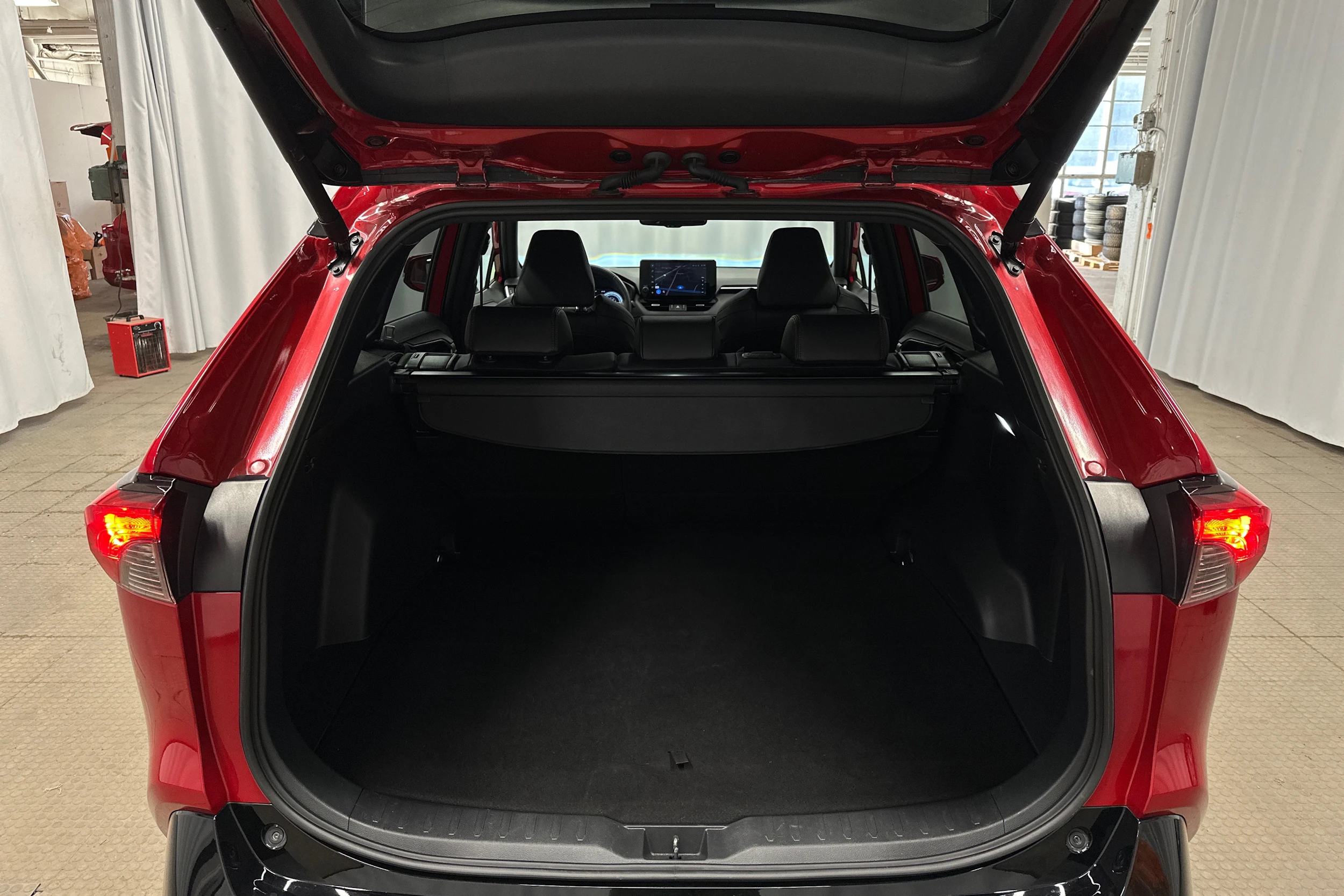 punainen Toyota RAV4 Plug-in 2024 kuva 26.