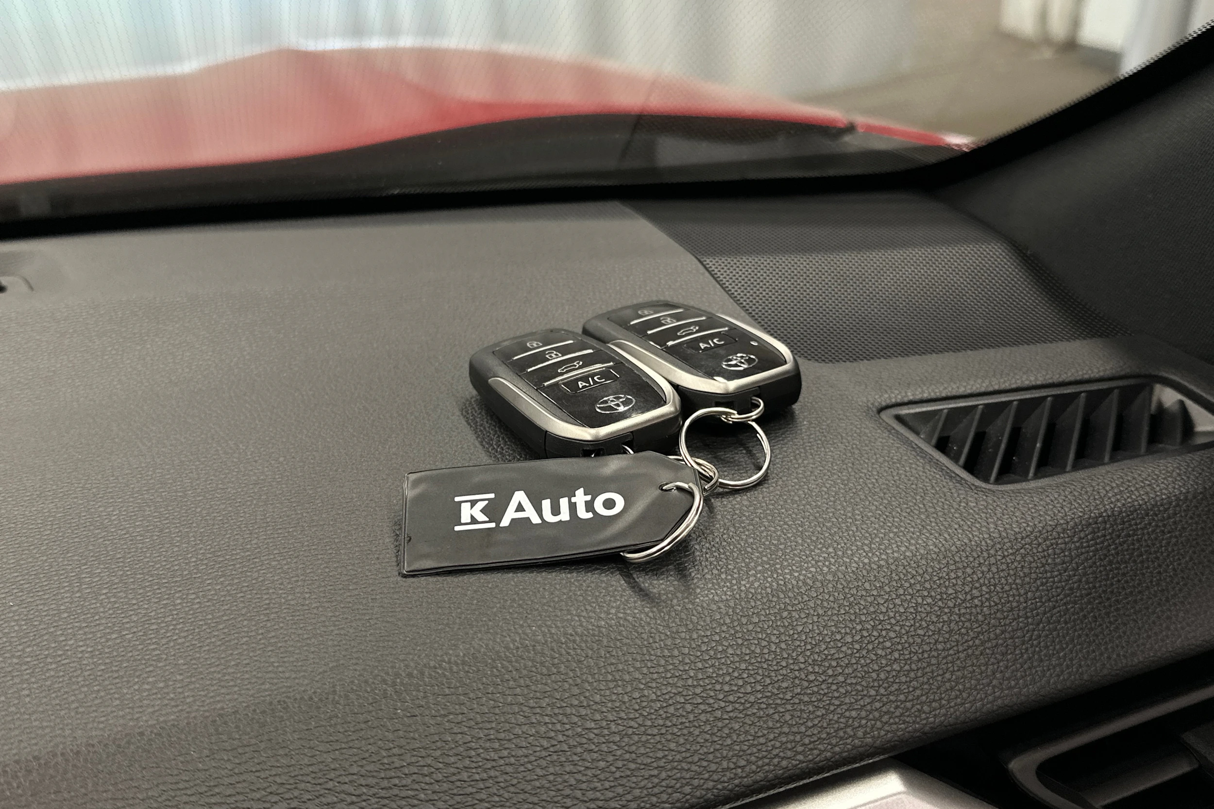 punainen Toyota RAV4 Plug-in 2024 kuva 28.