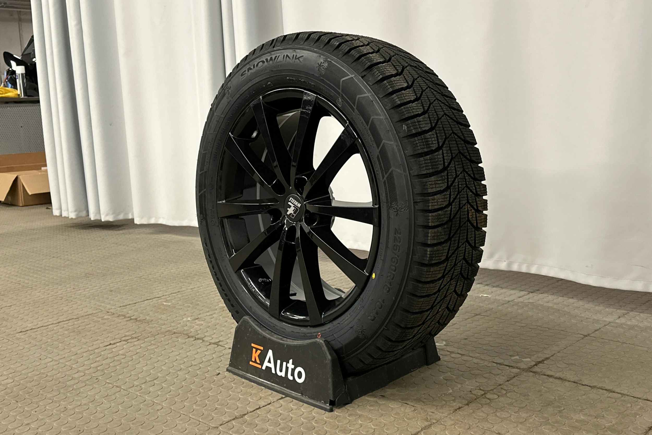 hopea Toyota RAV4 Plug-in 2024 kuva 13.