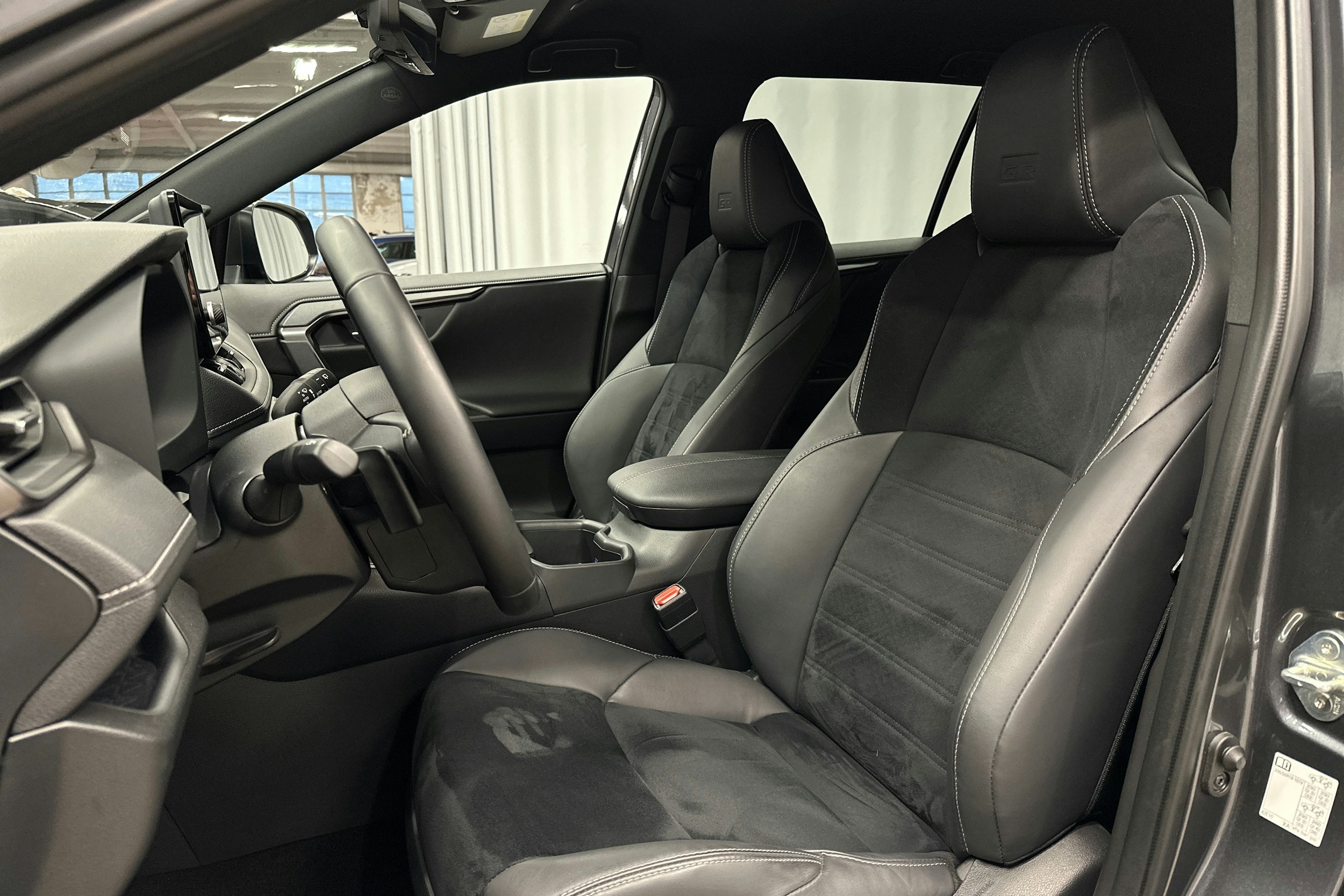 hopea Toyota RAV4 Plug-in 2024 kuva 16.