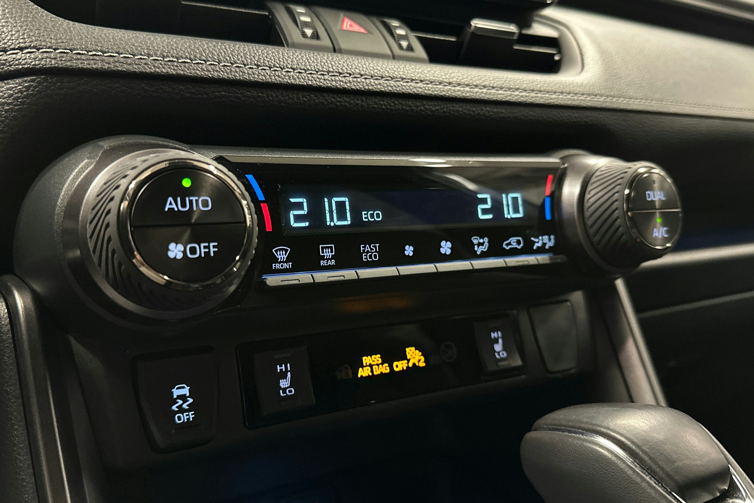 hopea Toyota RAV4 Plug-in 2024 kuva 30.