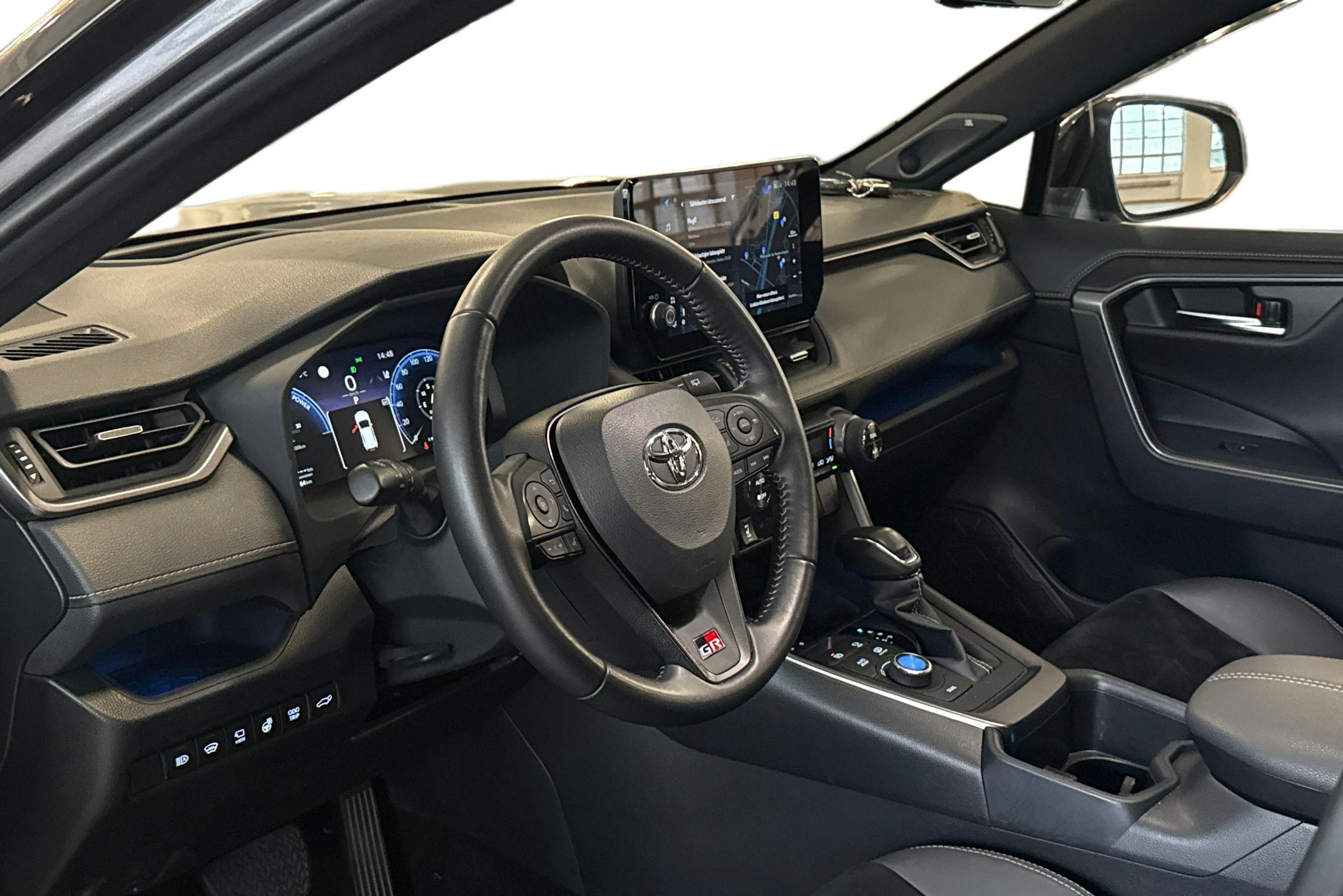 harmaa Toyota RAV4 Plug-in 2024 kuva 3.