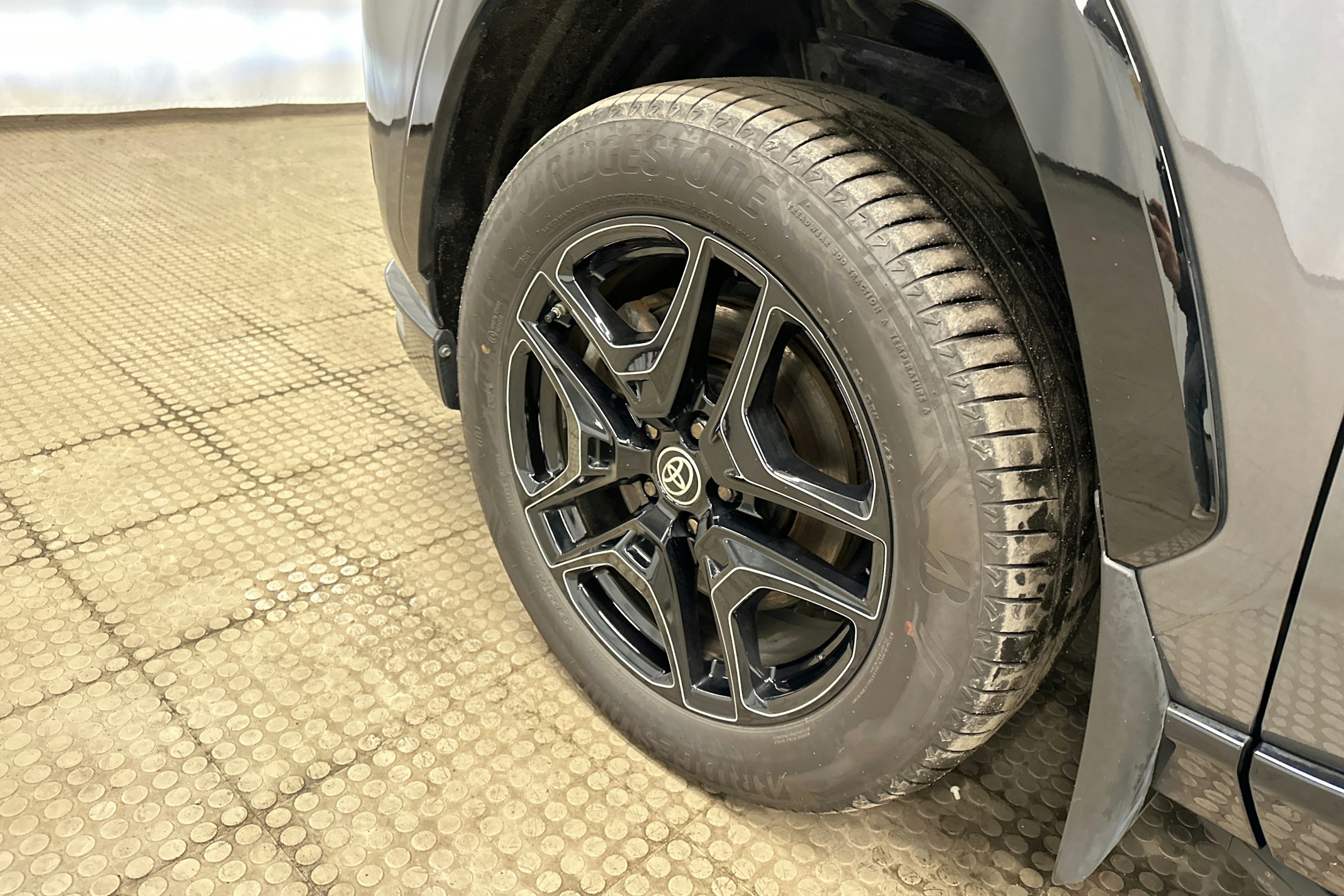 harmaa Toyota RAV4 Plug-in 2024 kuva 11.