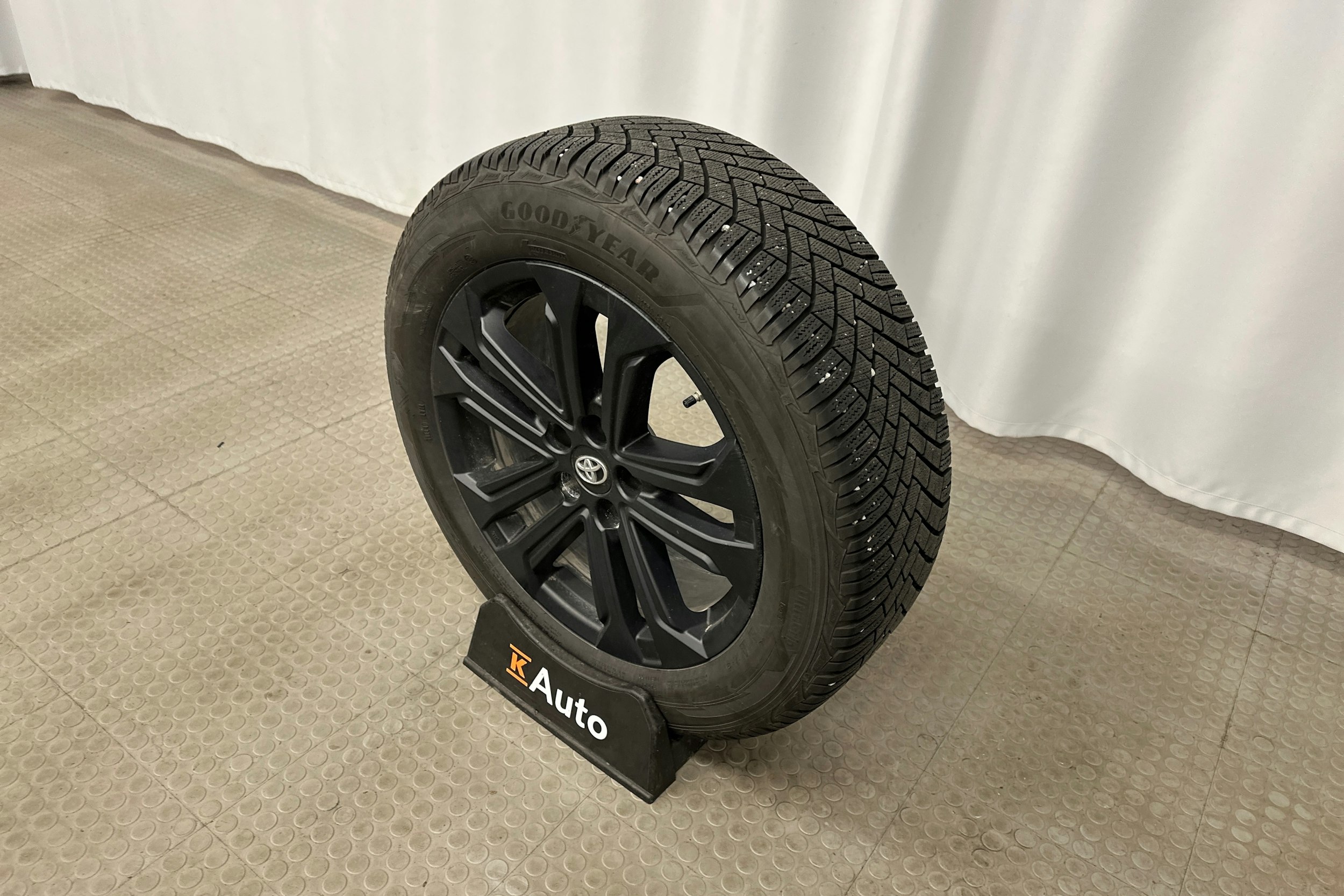 harmaa Toyota RAV4 Plug-in 2024 kuva 13.