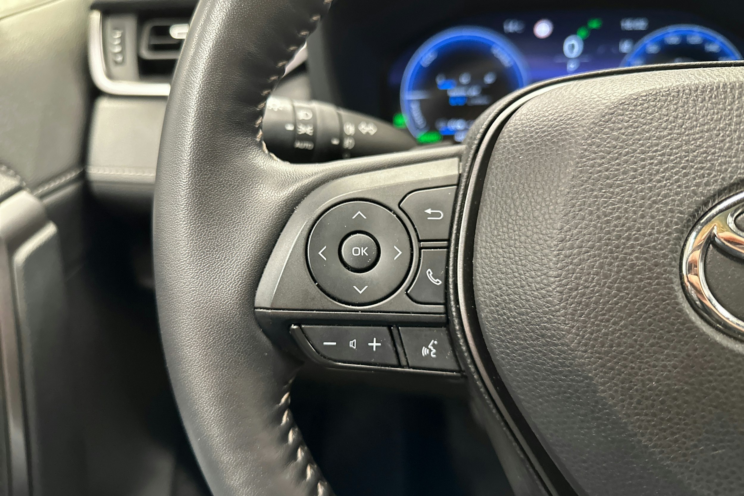 harmaa Toyota RAV4 Plug-in 2024 kuva 15.