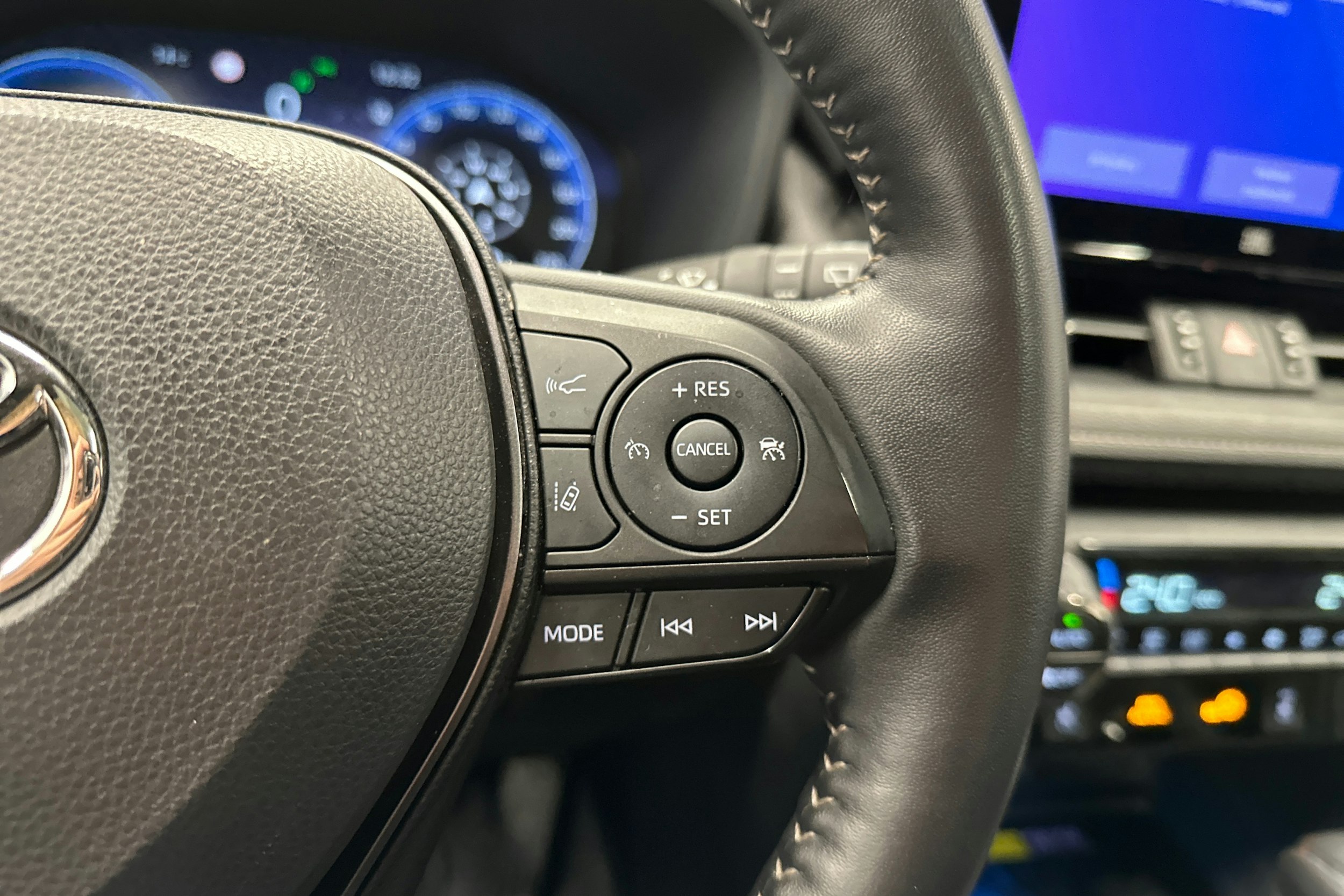 harmaa Toyota RAV4 Plug-in 2024 kuva 16.