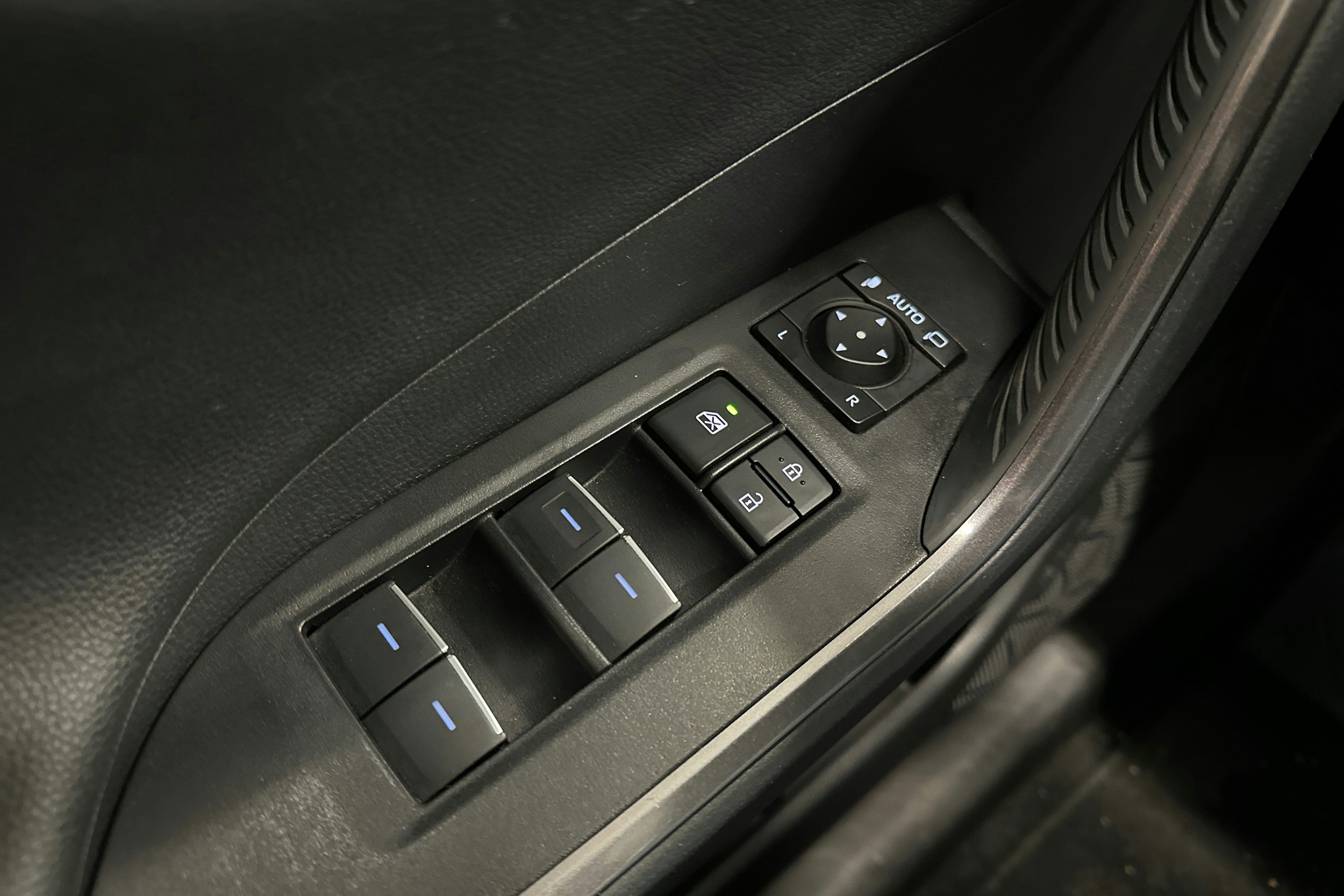 harmaa Toyota RAV4 Plug-in 2024 kuva 19.