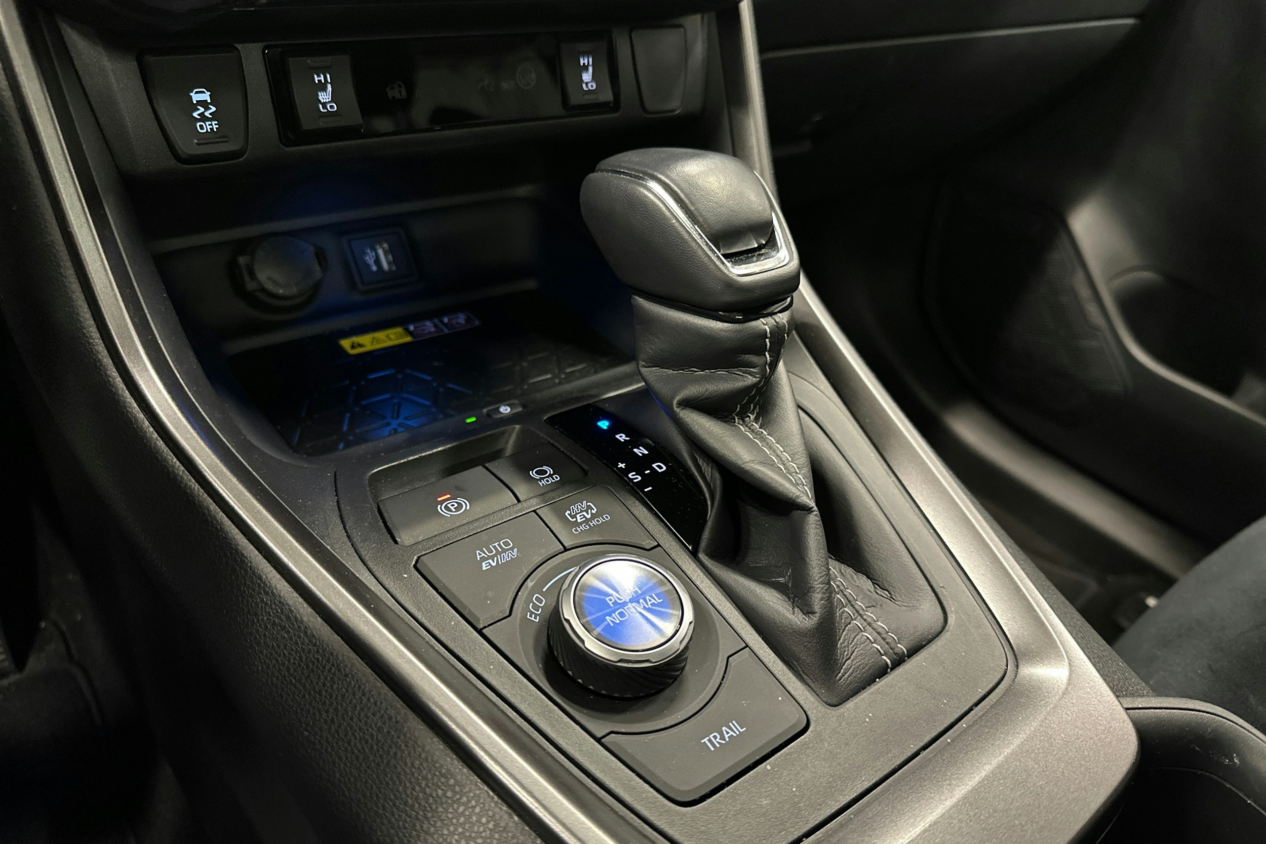 harmaa Toyota RAV4 Plug-in 2024 kuva 24.