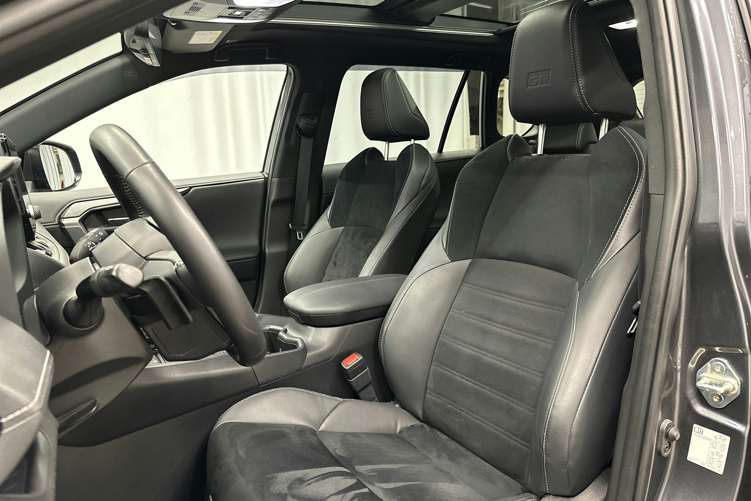 harmaa Toyota RAV4 Plug-in 2024 kuva 25.