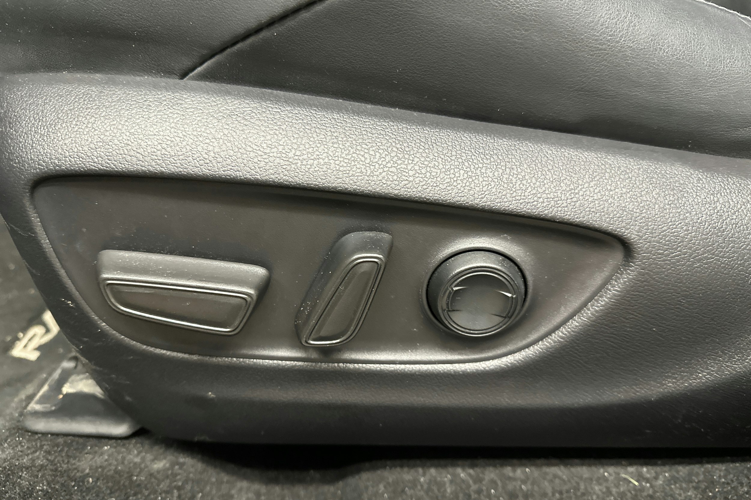 harmaa Toyota RAV4 Plug-in 2024 kuva 26.