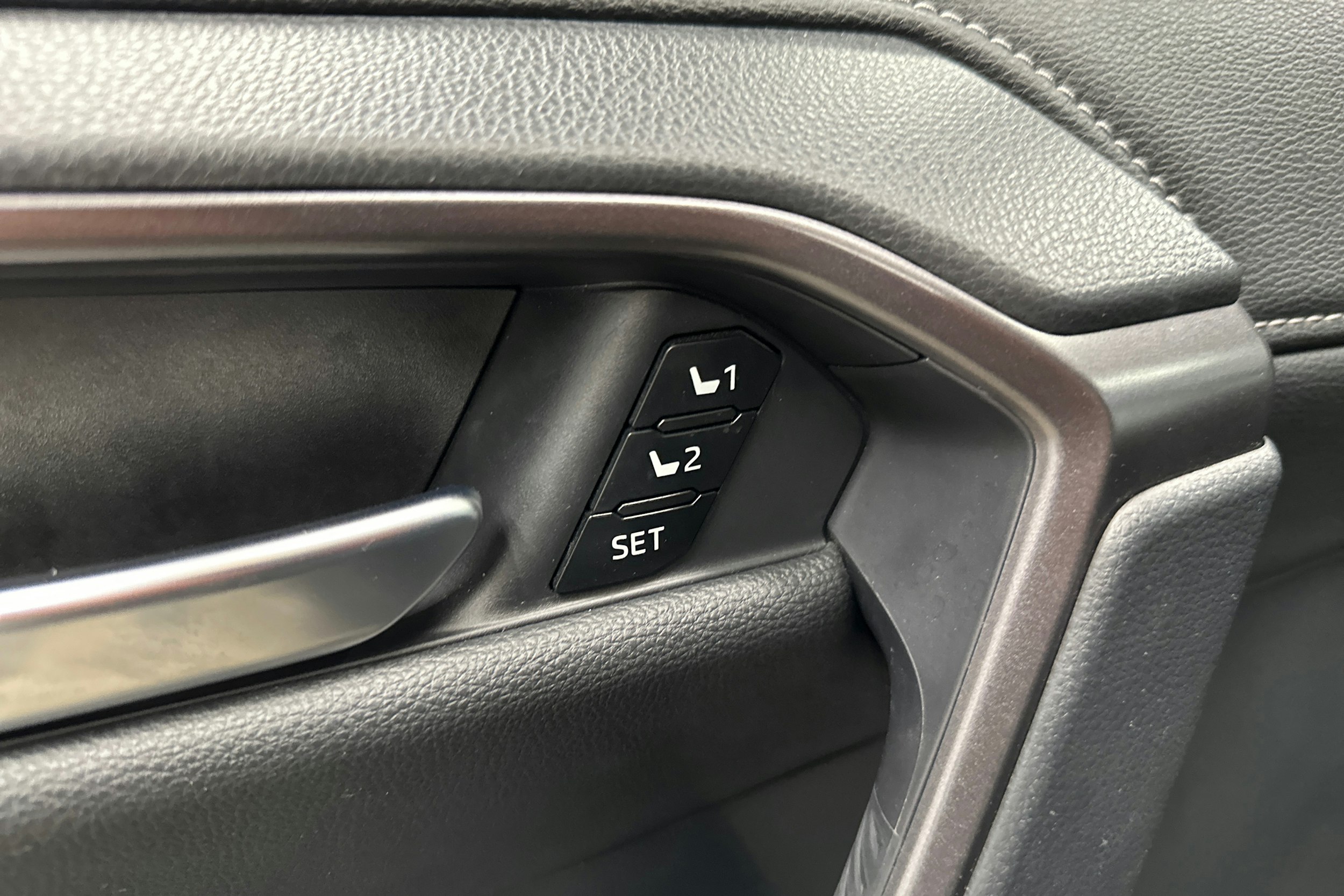 harmaa Toyota RAV4 Plug-in 2024 kuva 27.