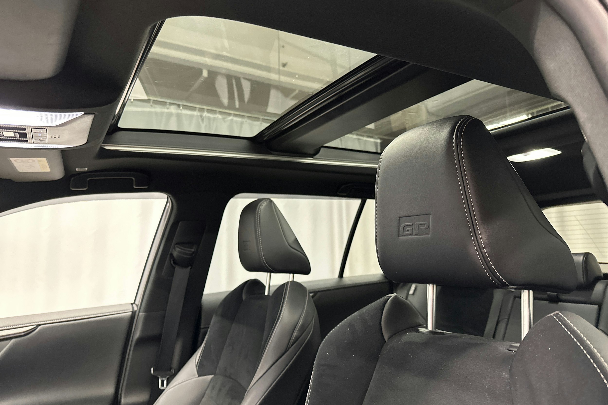 harmaa Toyota RAV4 Plug-in 2024 kuva 28.