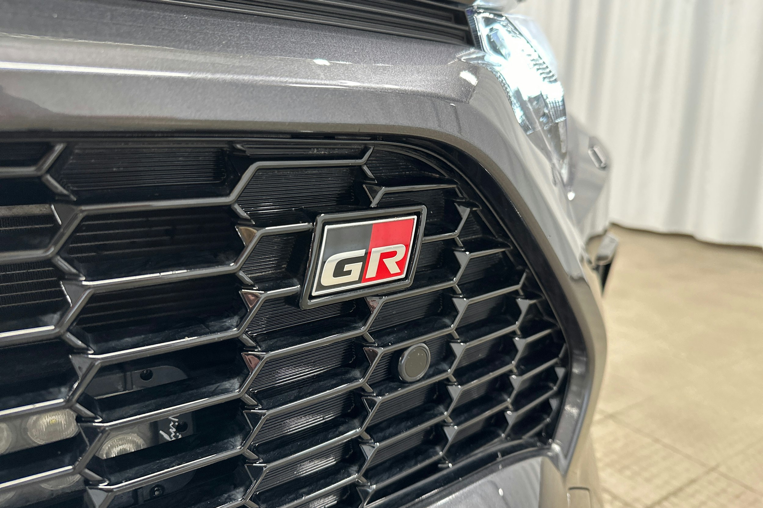 harmaa Toyota RAV4 Plug-in 2024 kuva 34.