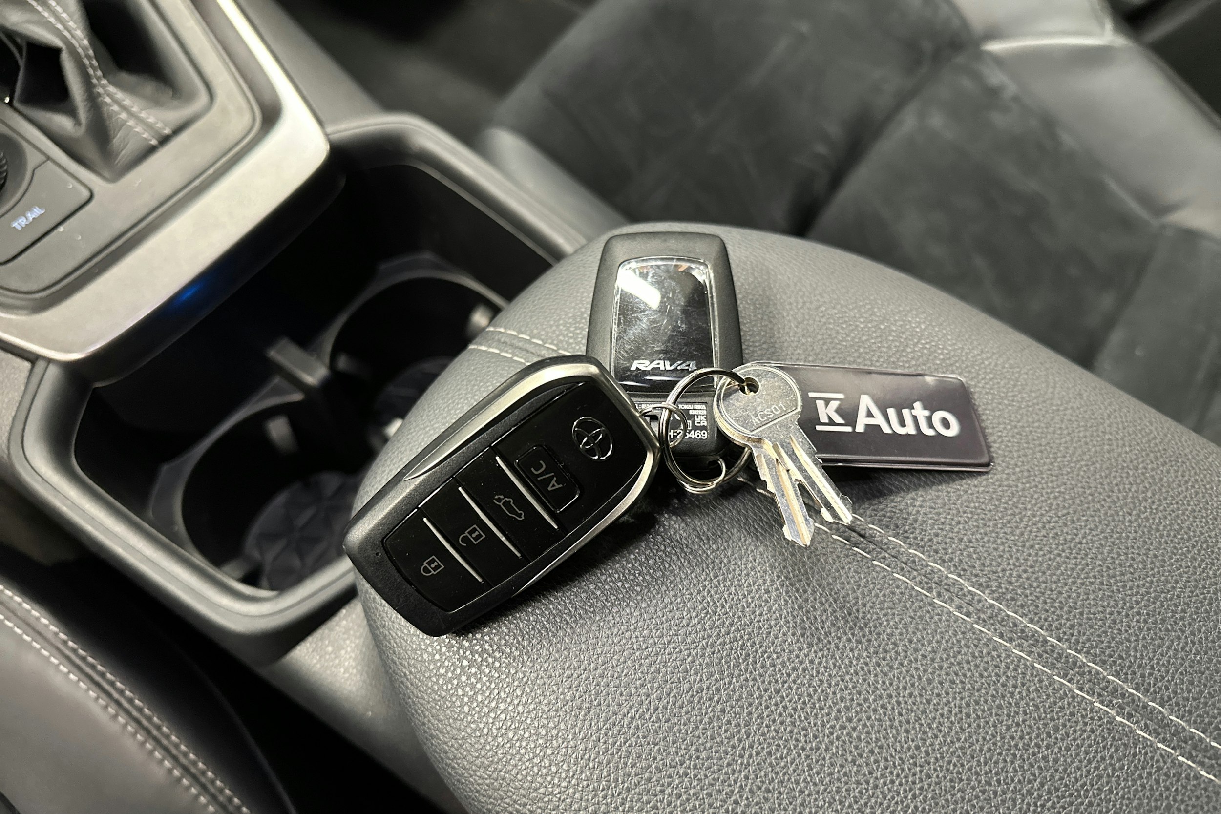 harmaa Toyota RAV4 Plug-in 2024 kuva 36.