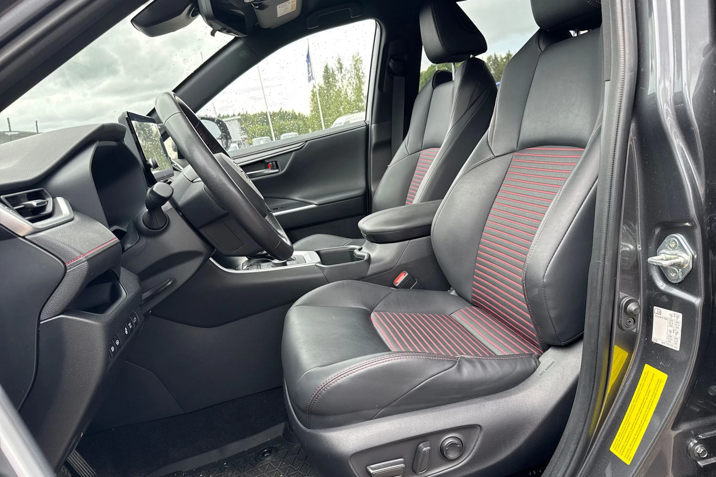 harmaa Toyota RAV4 Plug-in 2024 kuva 4.
