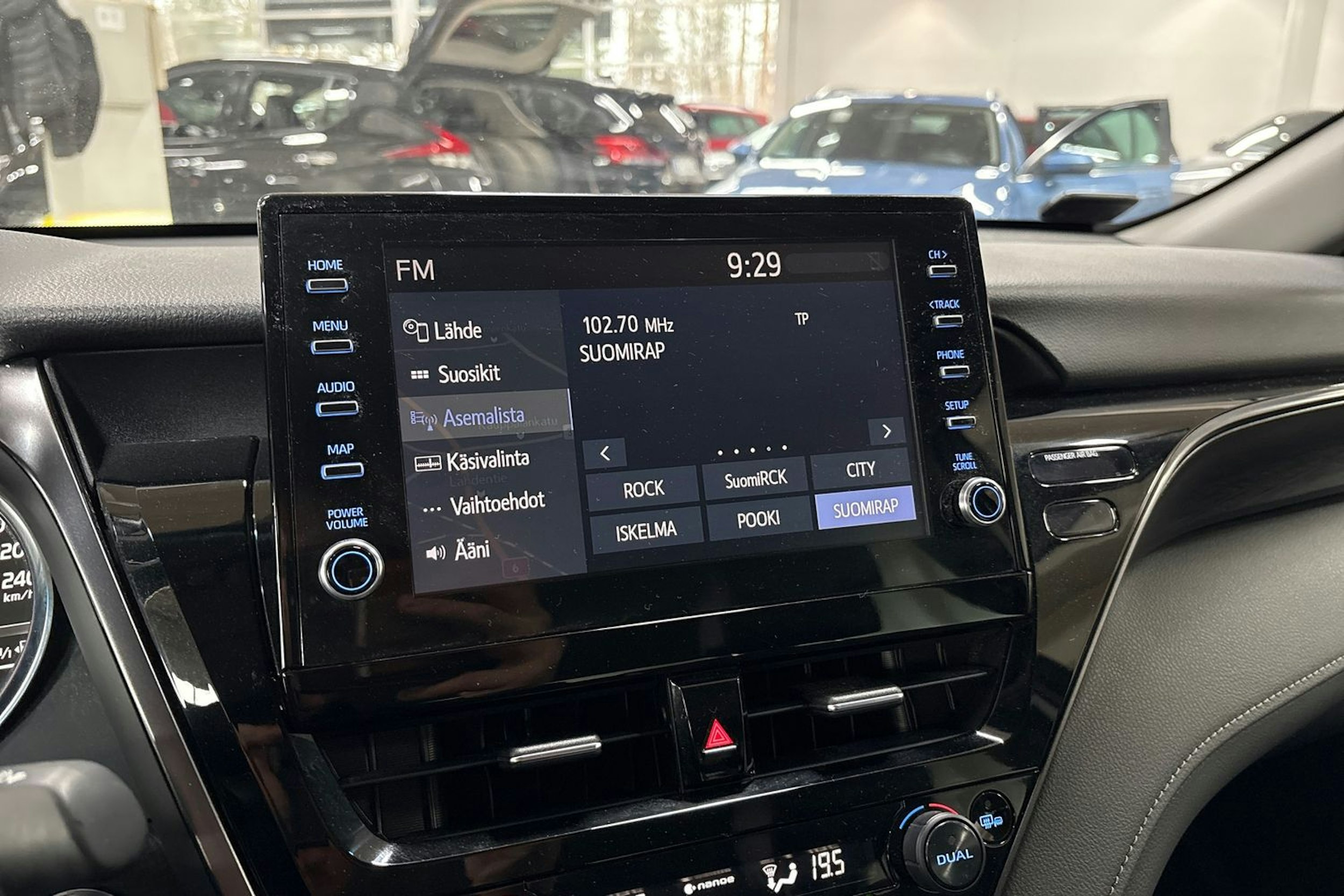 Valkoinen Toyota TOYOTA CAMRY 2023 kuva 15.