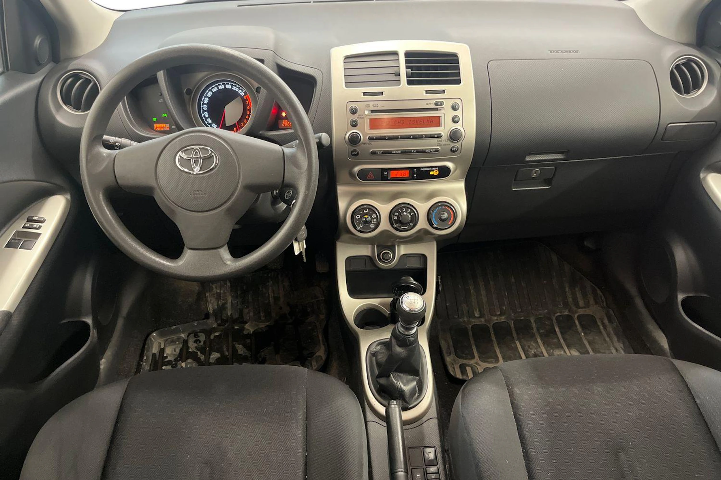 Punainen Toyota Urban Cruiser 2009 kuva 9.