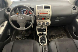 Punainen Toyota Urban Cruiser 2009 kuva 9.