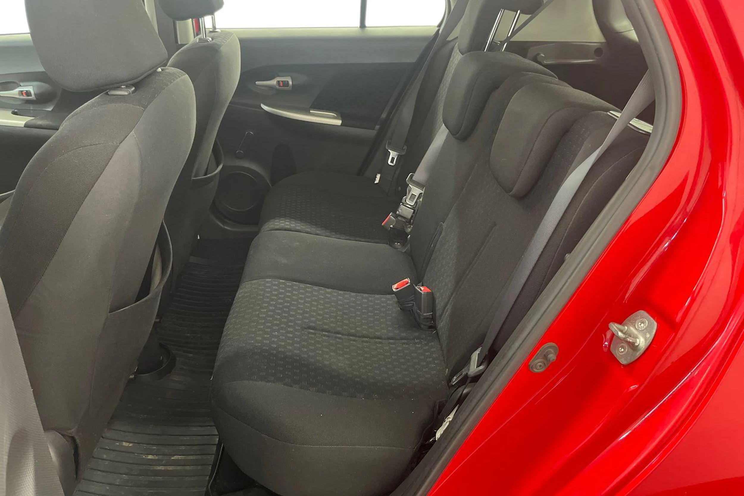 Punainen Toyota Urban Cruiser 2009 kuva 11.