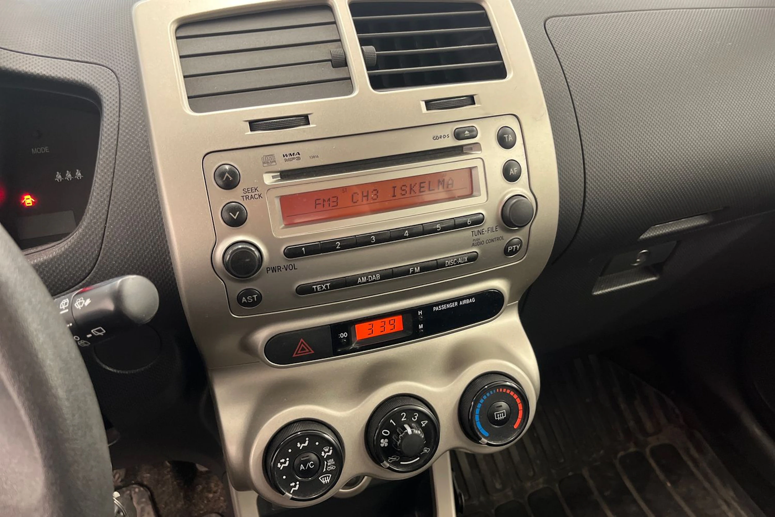 Punainen Toyota Urban Cruiser 2009 kuva 16.