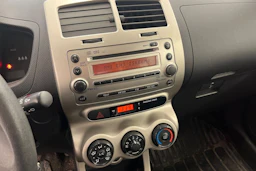 Punainen Toyota Urban Cruiser 2009 kuva 16.