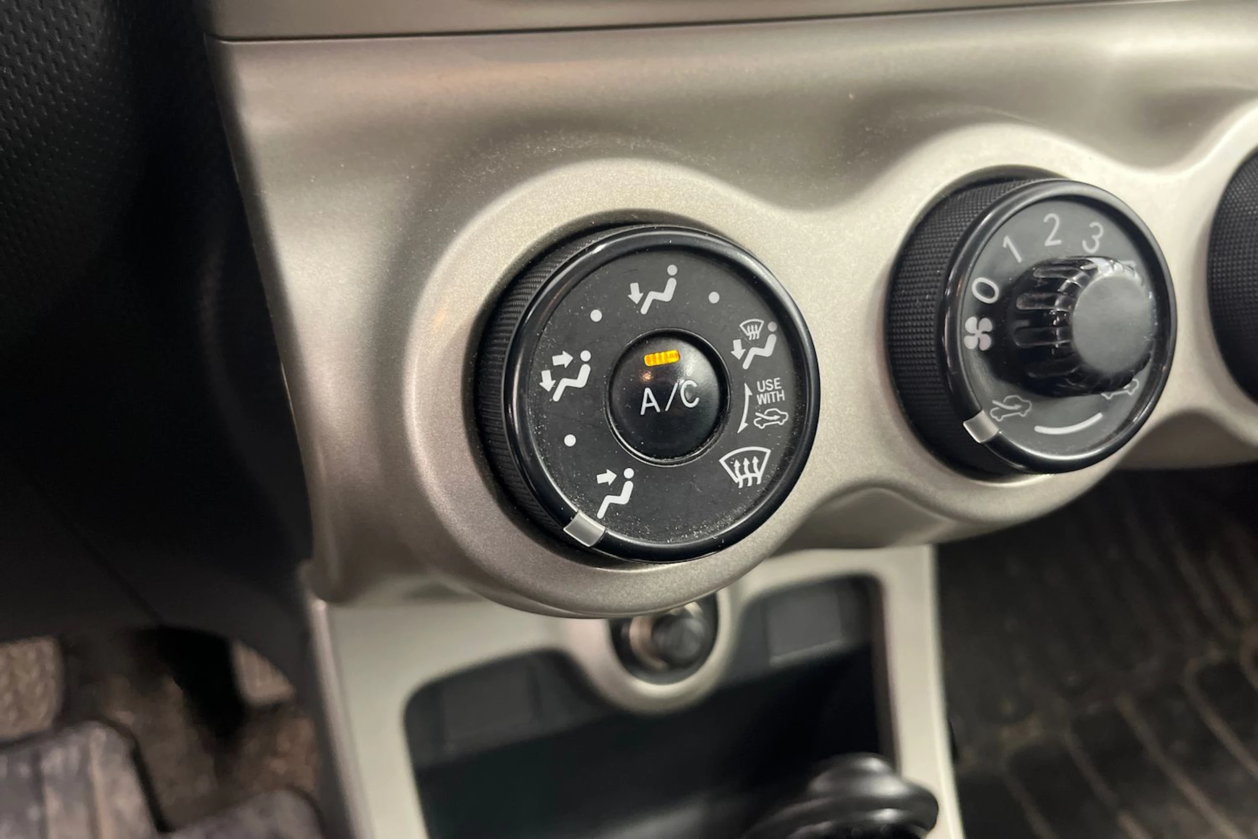 Punainen Toyota Urban Cruiser 2009 kuva 17.