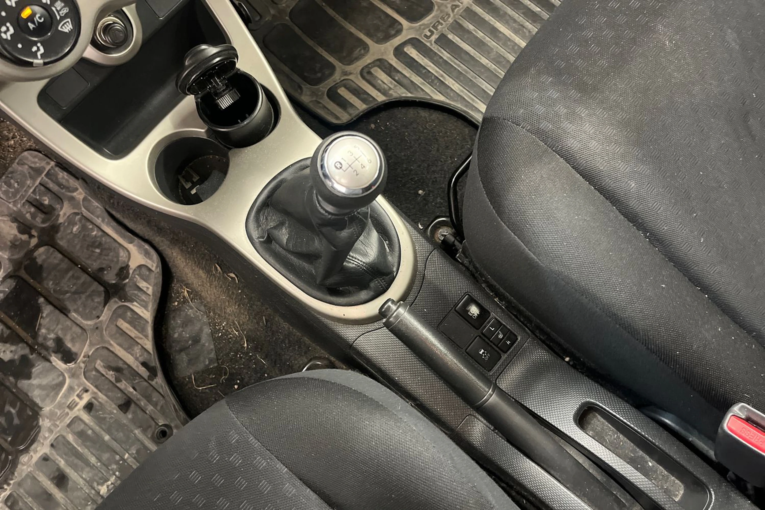 Punainen Toyota Urban Cruiser 2009 kuva 18.