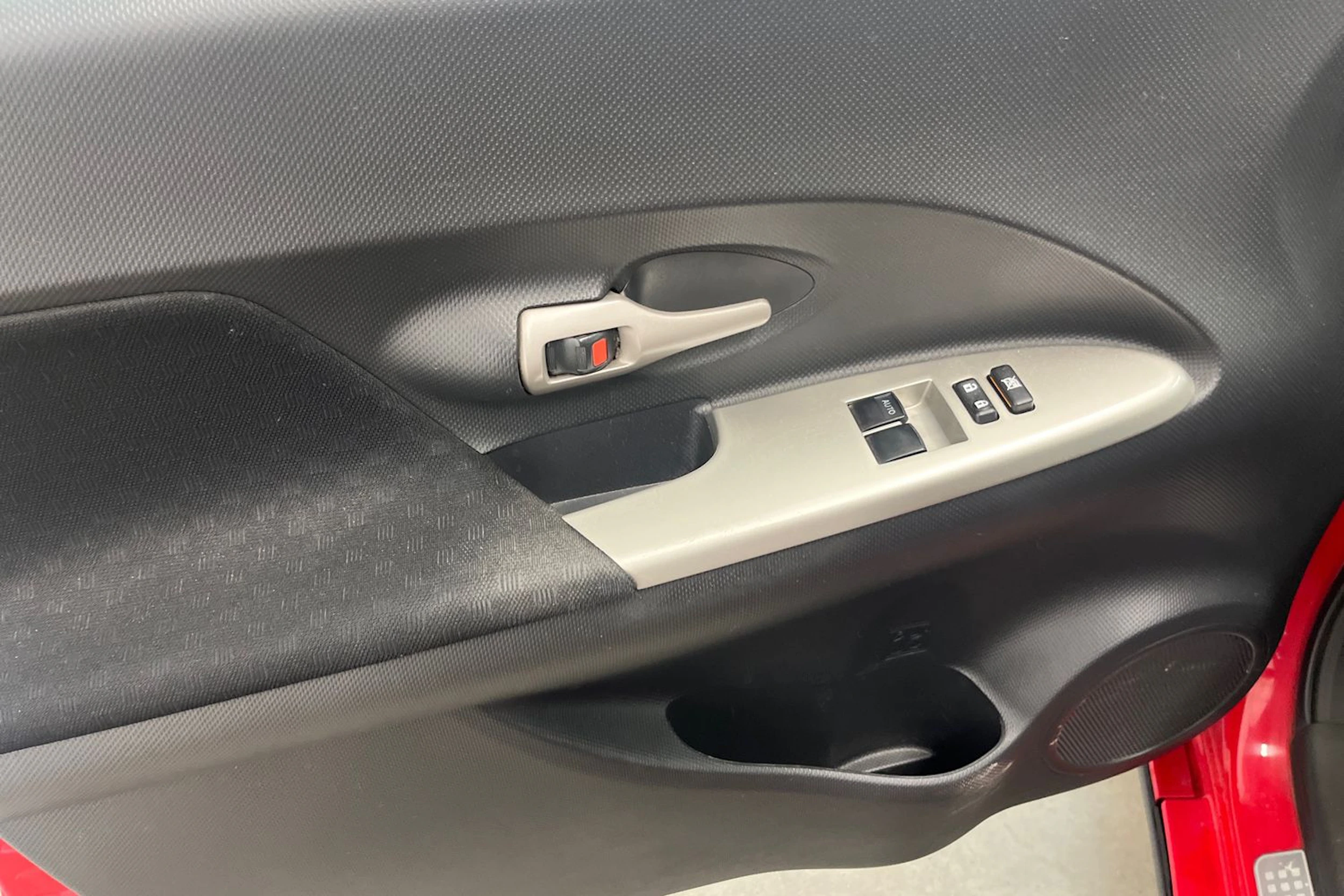 Punainen Toyota Urban Cruiser 2009 kuva 19.