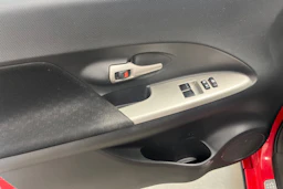 Punainen Toyota Urban Cruiser 2009 kuva 19.