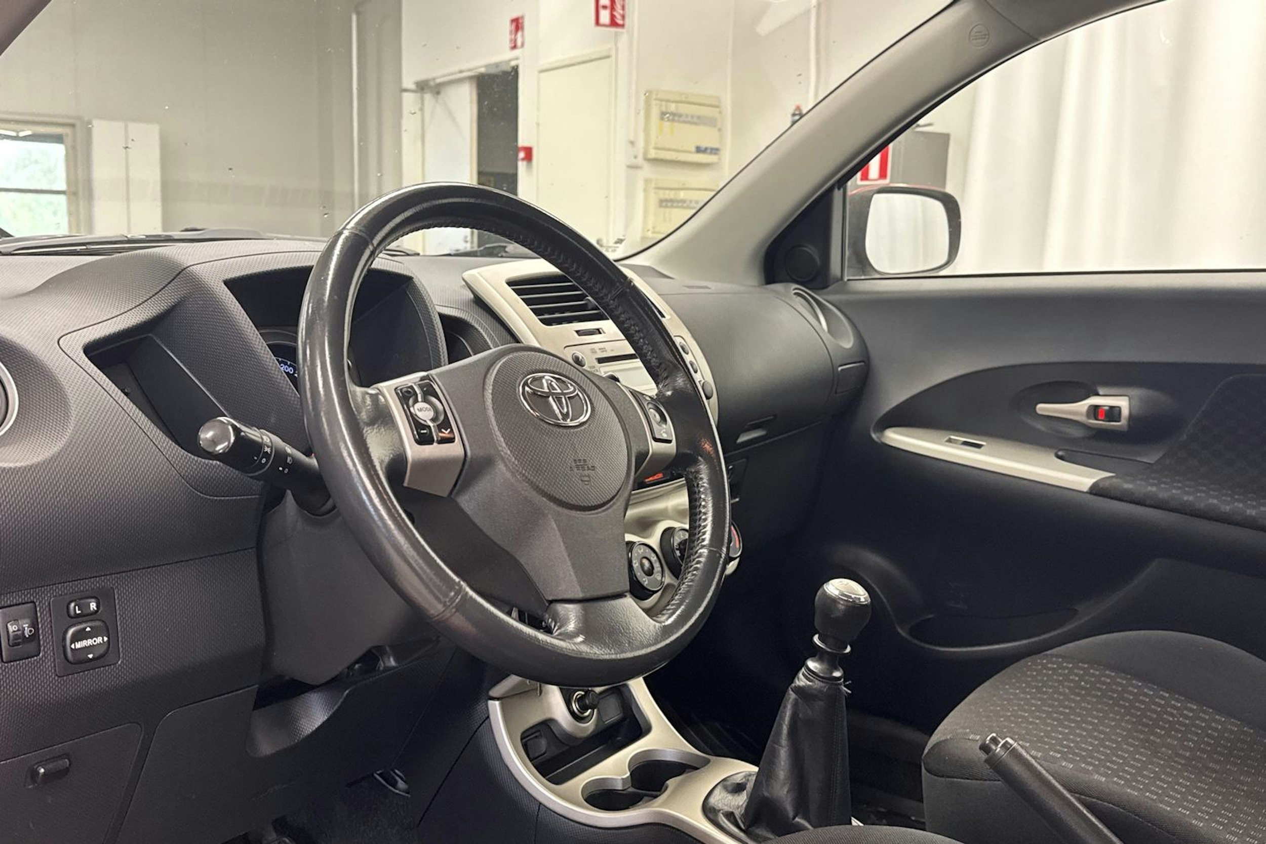 Punainen Toyota Urban Cruiser 2010 kuva 6.