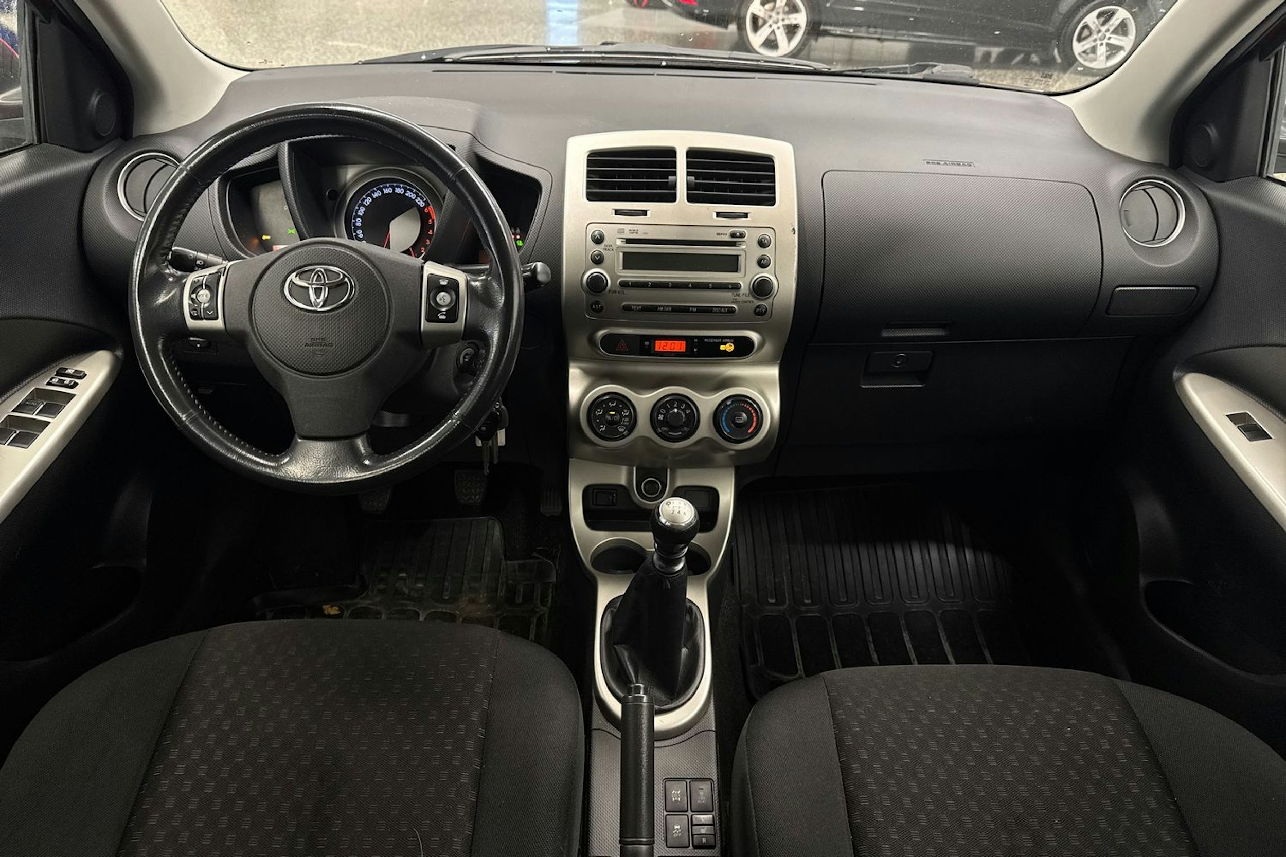 Punainen Toyota Urban Cruiser 2010 kuva 7.